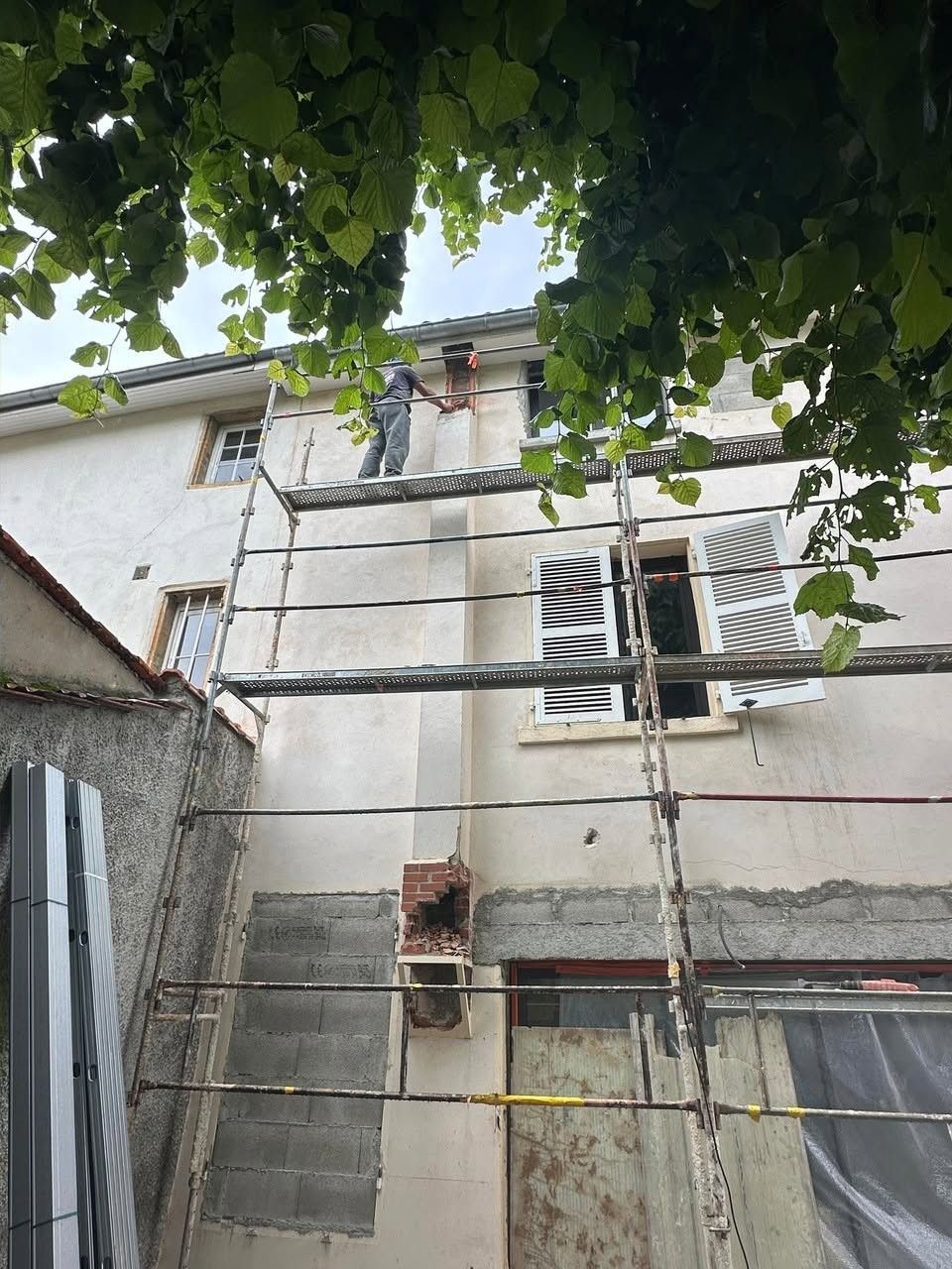 Façade de maison en cours de piquage