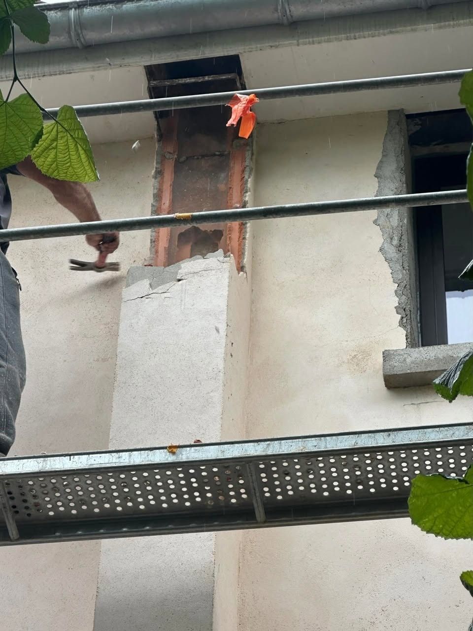 Piquage d'un enduit béton sur une ancienne façade