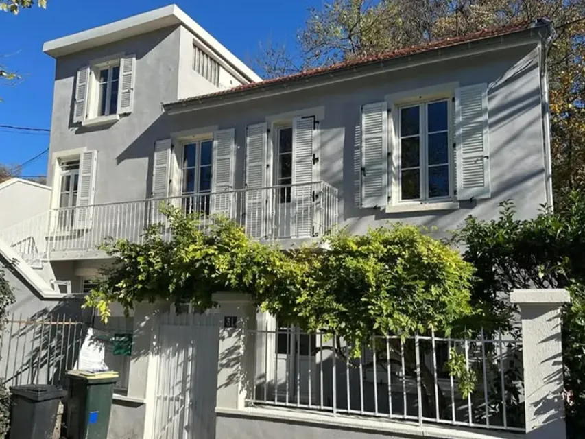 Façade en ensuit gris clair à Écully