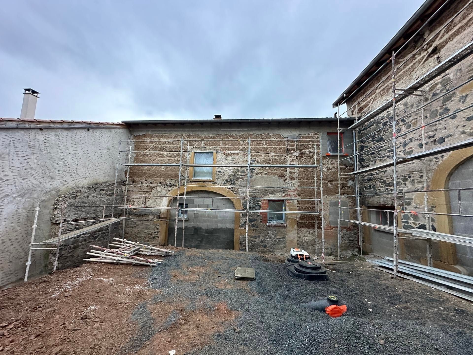 Mur en pierre et pisé après piquage