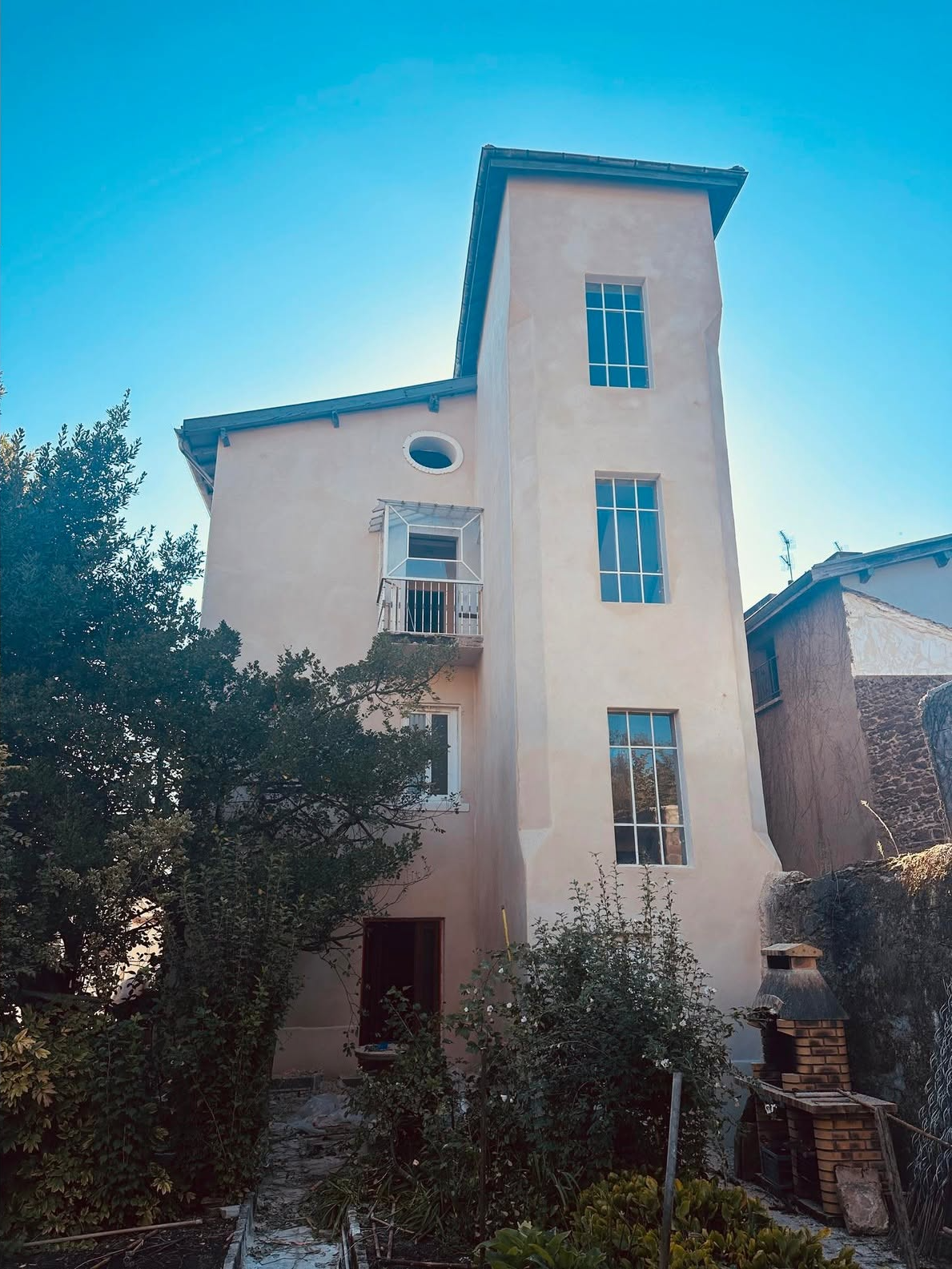 façade de maison rénovée à l'enduit taloché à Givors