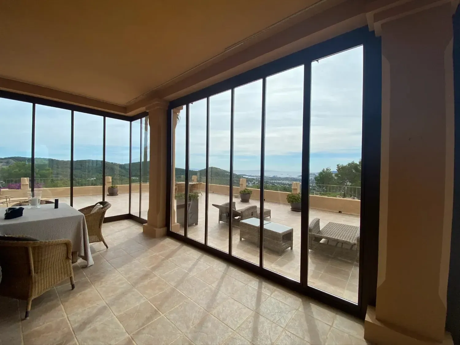 Icono de marcador de posición gris claro con un sol y montañas sobre fondo blanco