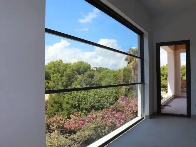 Icono de marcador de posición gris claro con un sol y montañas sobre fondo blanco