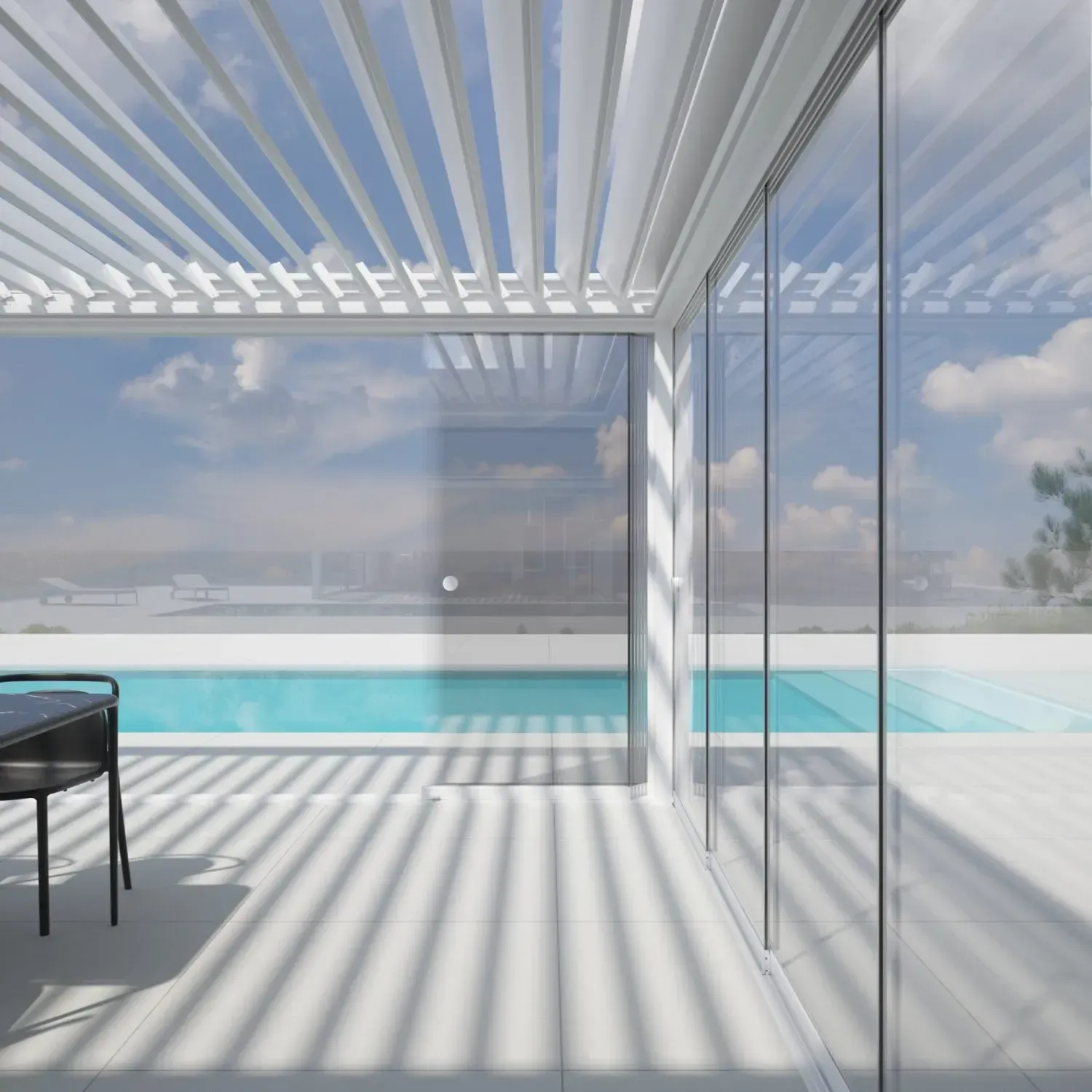 Patio moderno bañado por el sol con piscina, sombras de pérgola blanca y paredes de cristal con vistas al océano.