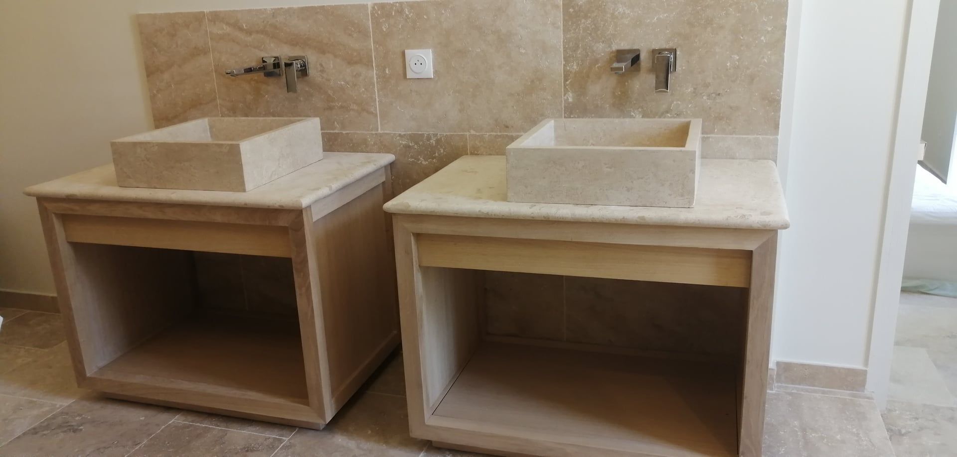 Deux vasques de salle de bains.