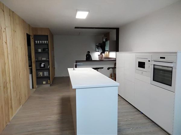 Une cuisine avec un micro-ondes et un four.