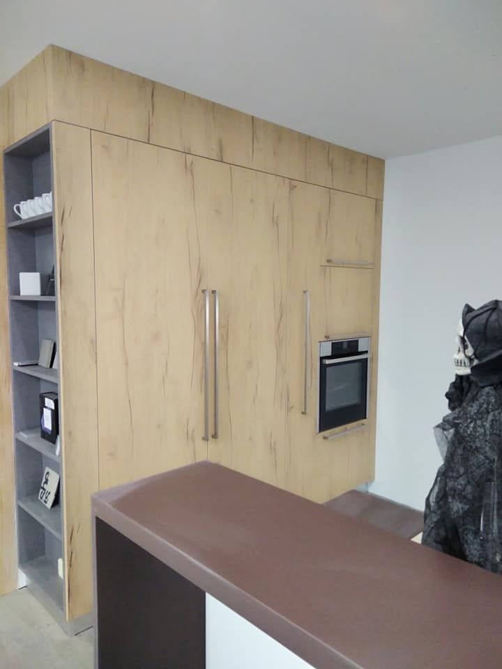 Des placards en bois.