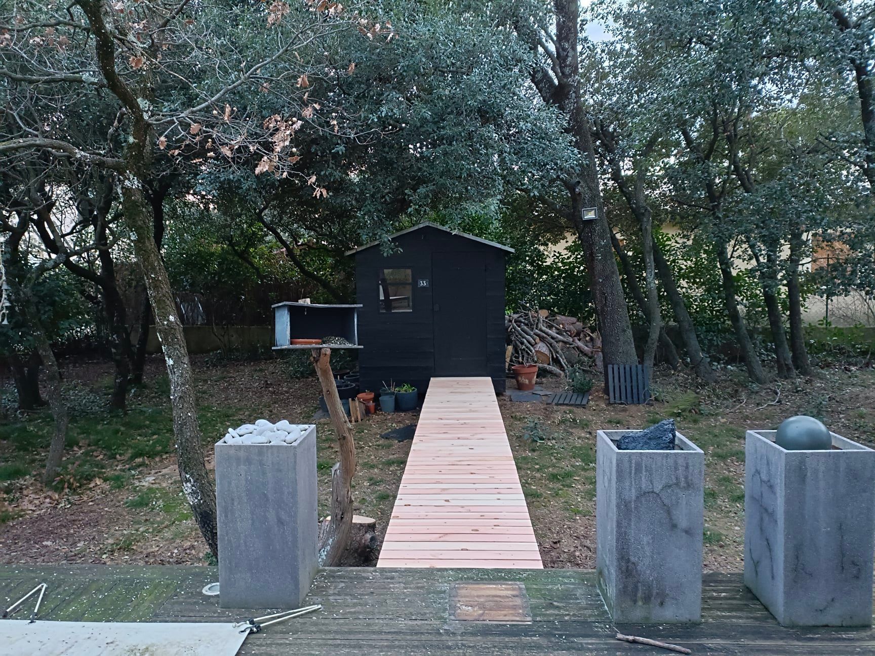 Une cabane au fond du jardin.