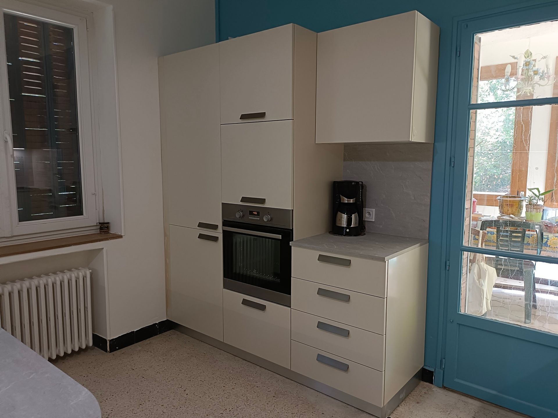 Une cuisine blanche.