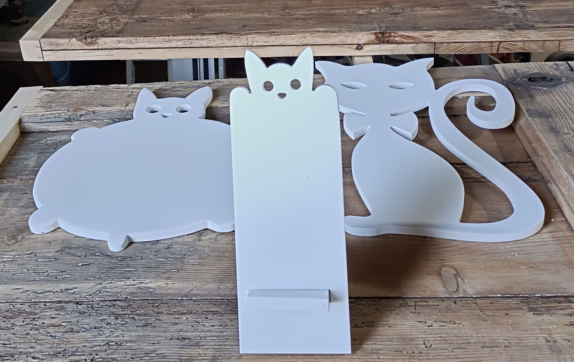 Des décorations en forme de chat.