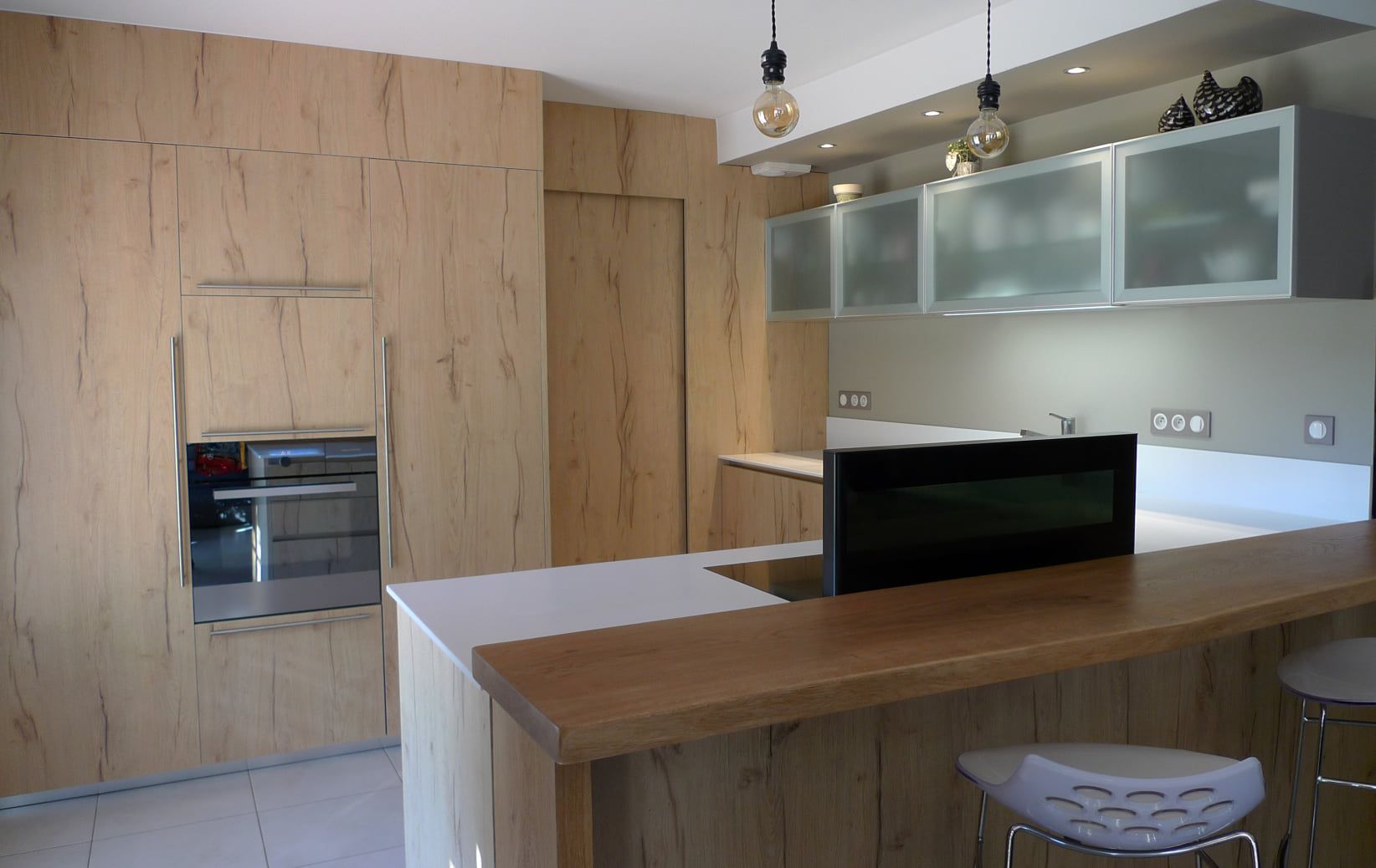 Une cuisine équipée en bois.