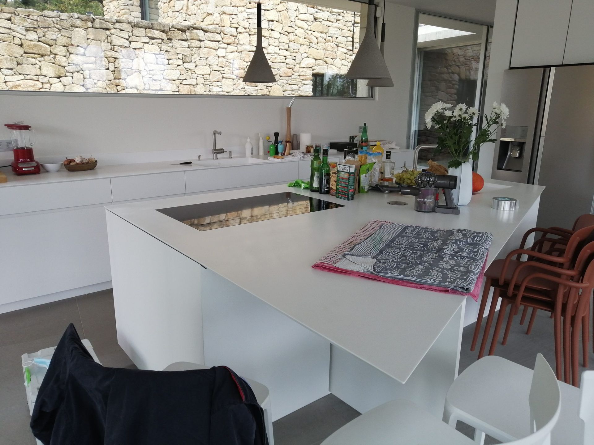 Une cuisine équipée blanche.