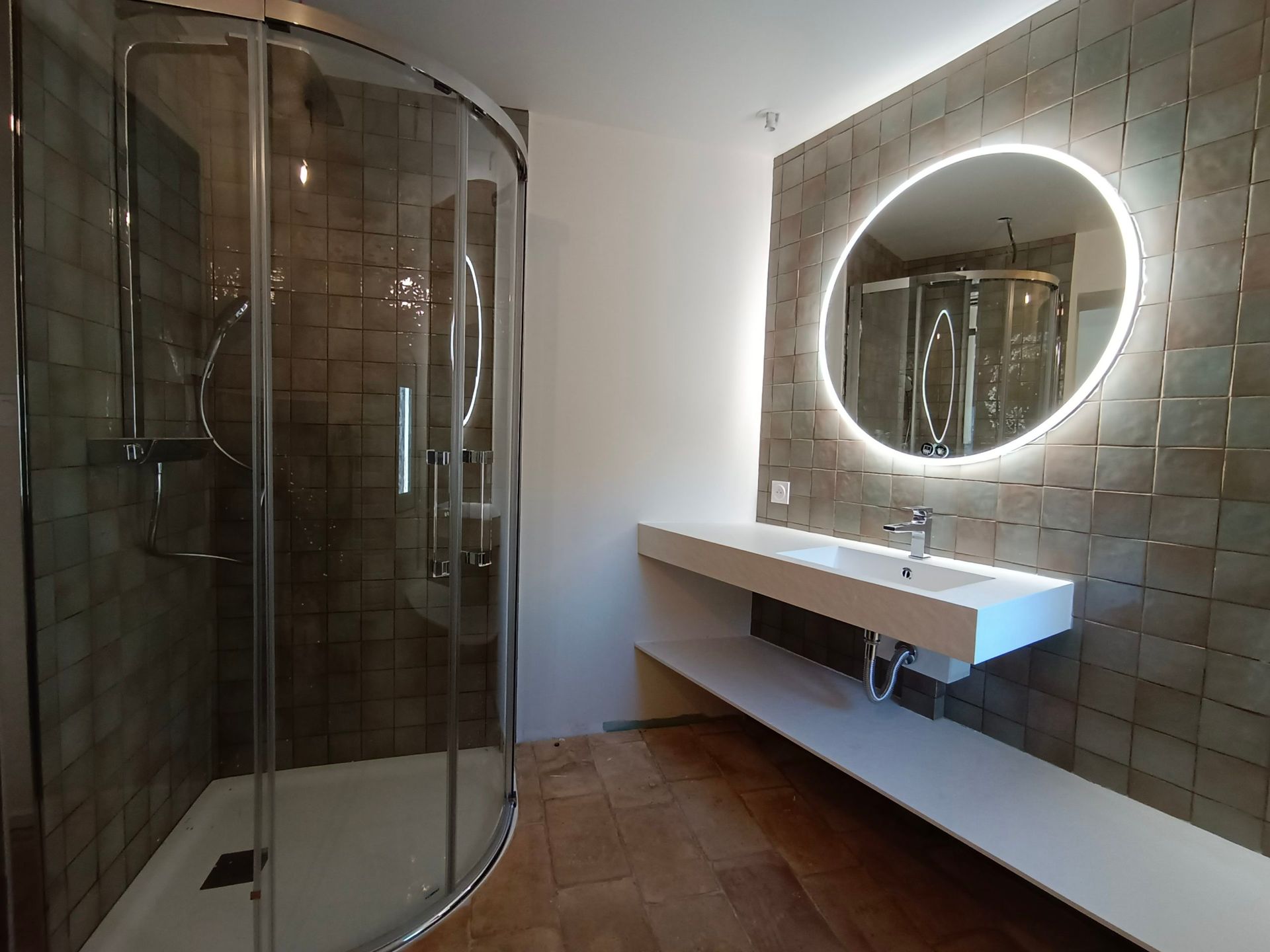 Une salle de bains avec de la faïence.