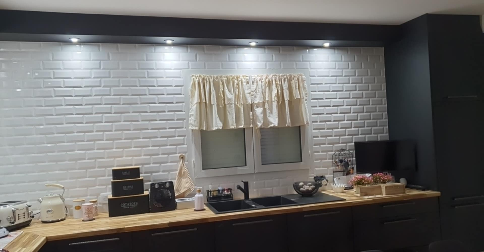 Une cuisine rénovée avec une fenêtre