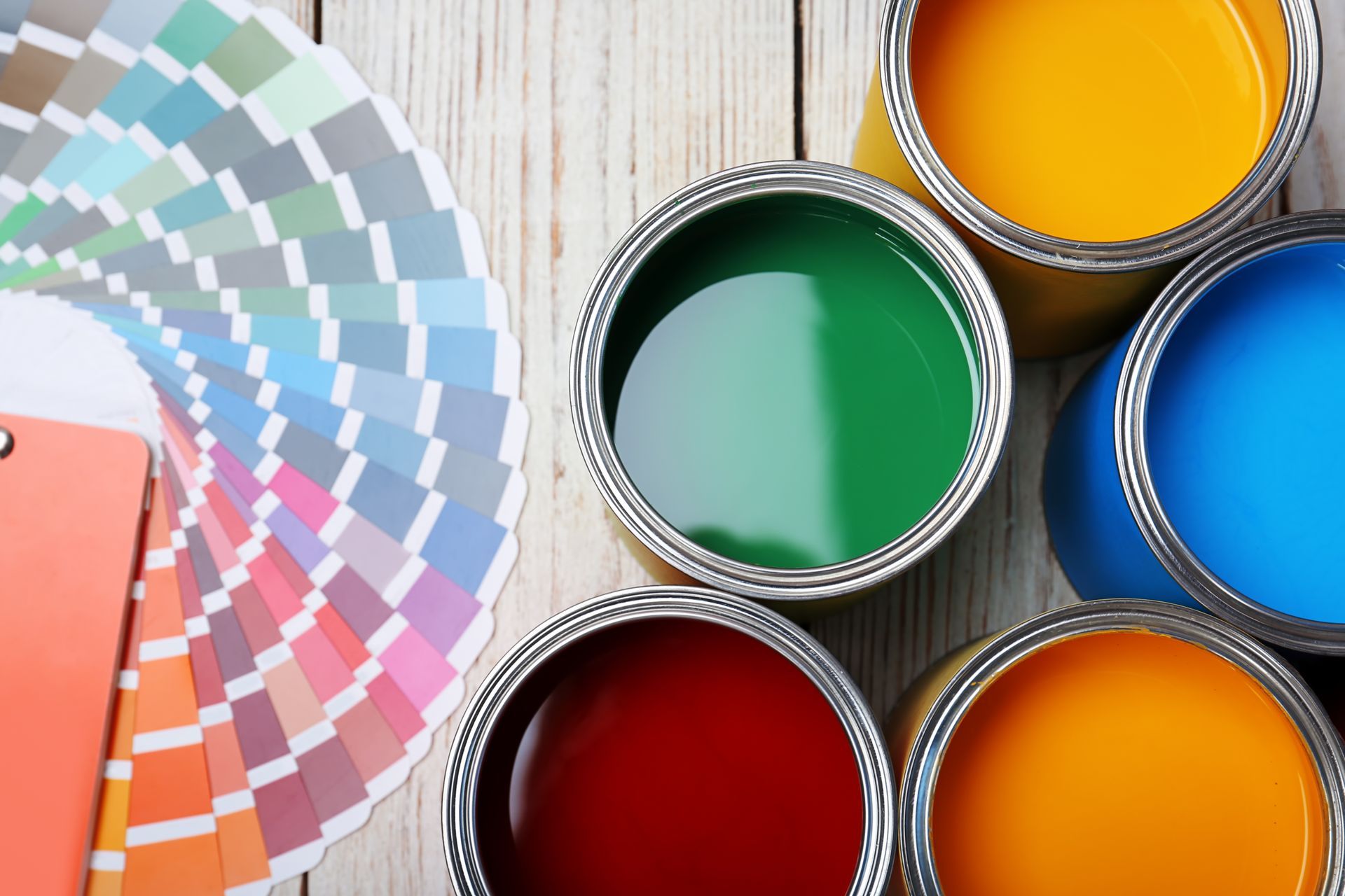 Des pots de peinture de différentes couleurs