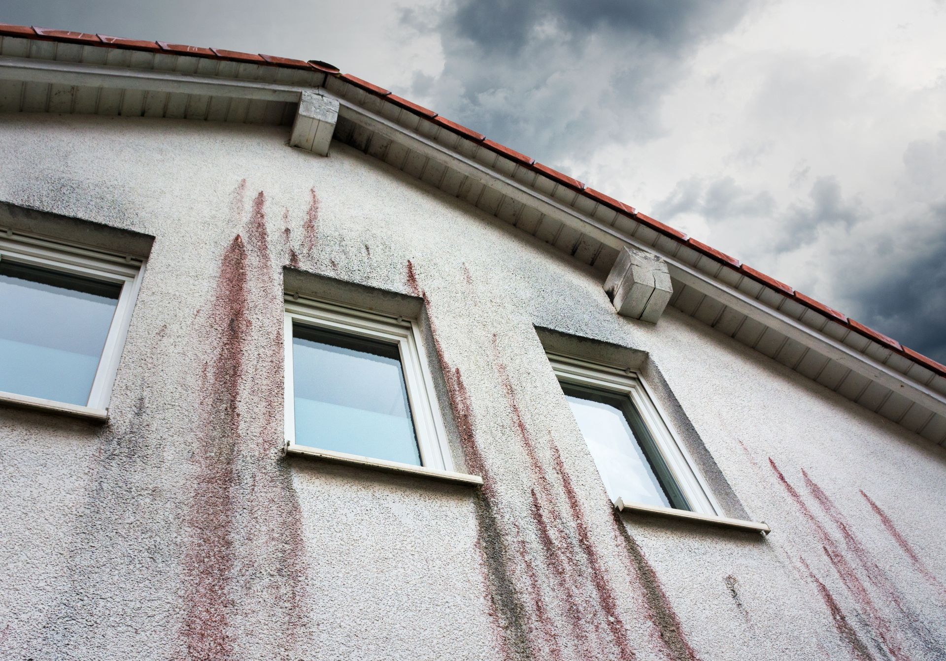 Des algues rouges sur la façade d'une maison