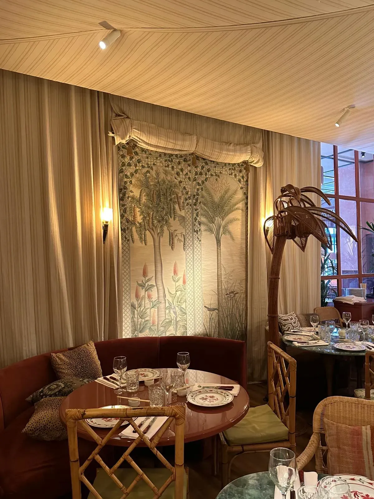 Un comedor con mesas y sillas y un sofá.