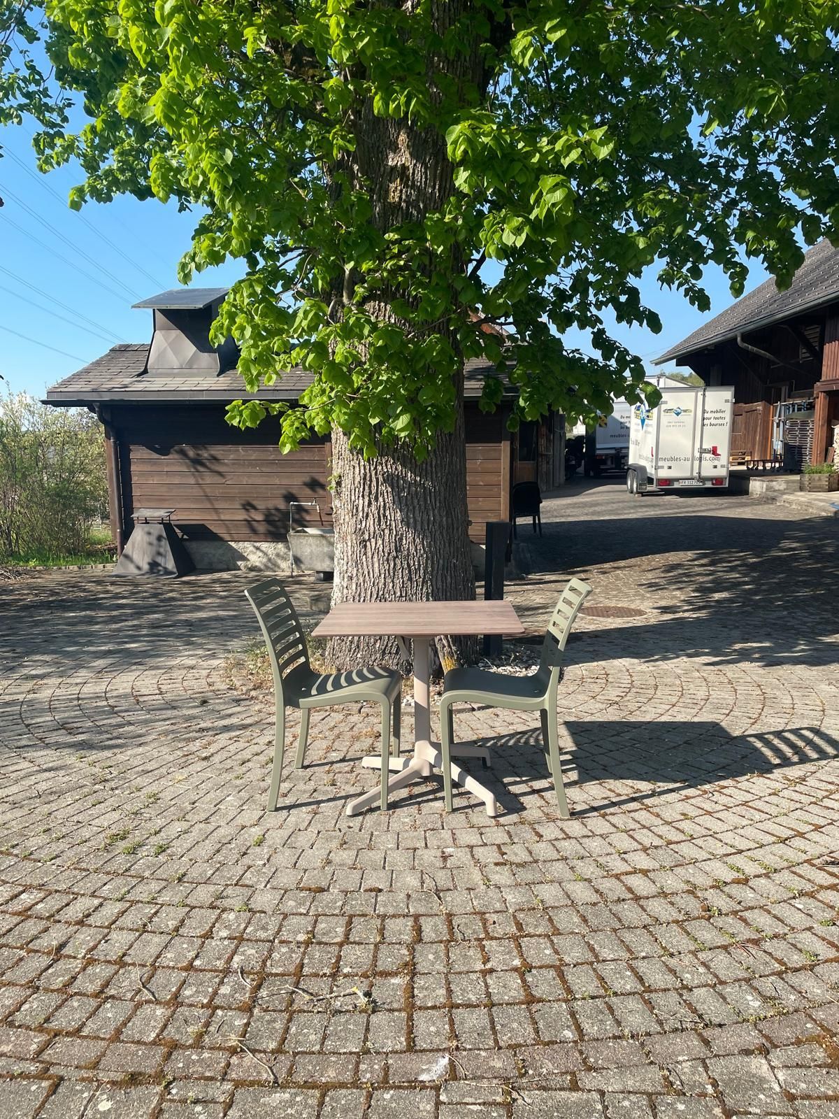 Table Cannes et chaise Slate Grosfillex Au Logis Ameublements