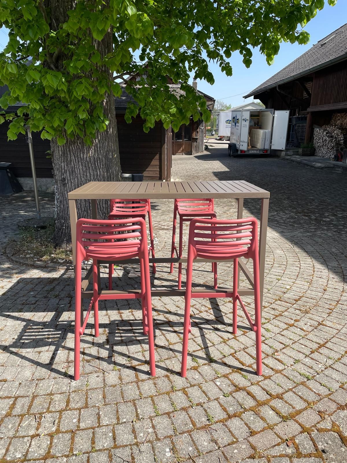 Table Cube 140x80cm Kit Cube High et Doga Stool Nardi Au Logis Ameublements