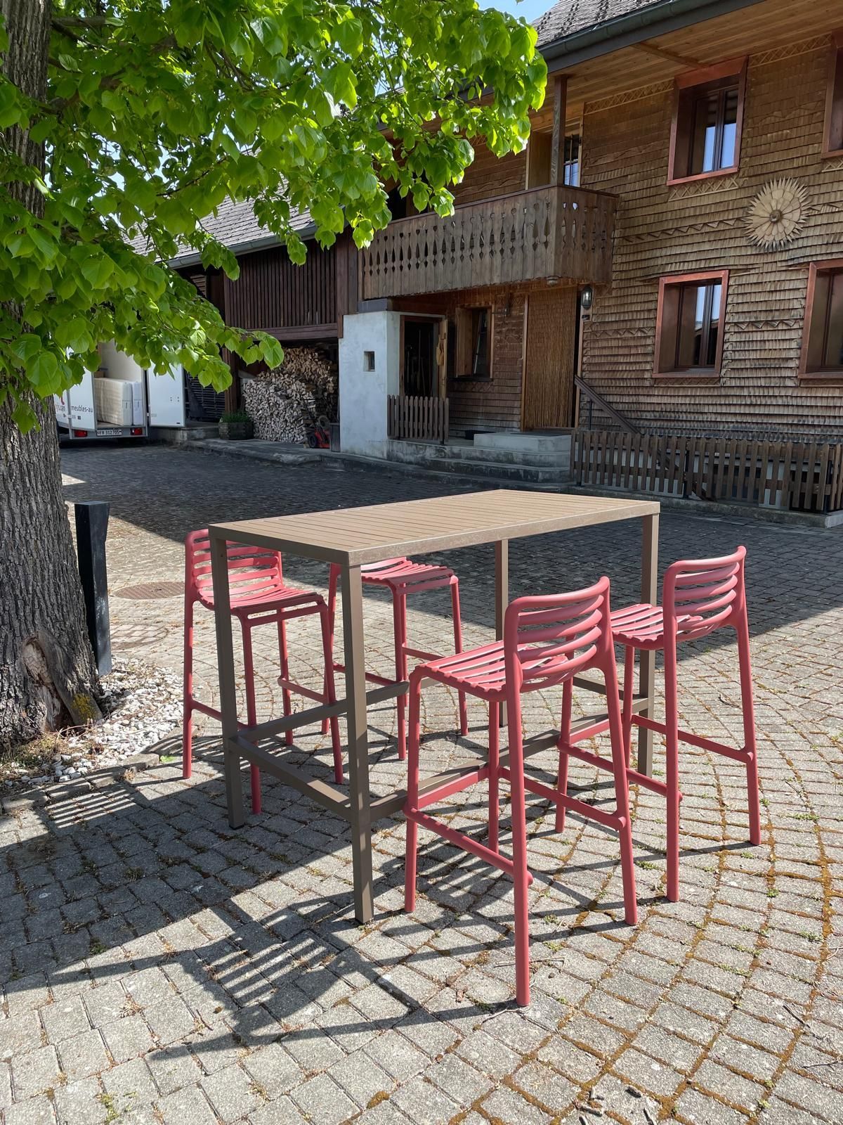 Table Cube 140x80cm Kit Cube High et Doga Stool Nardi Au Logis Ameublements