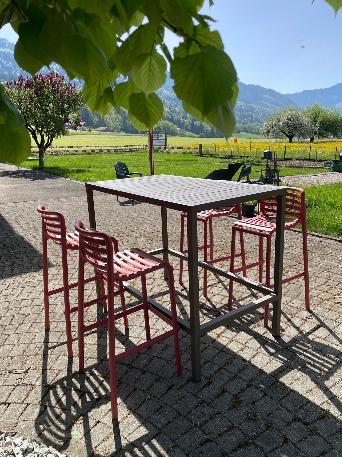 Table Cube 140x80cm Kit Cube High et Doga Stool Nardi Au Logis Ameublements