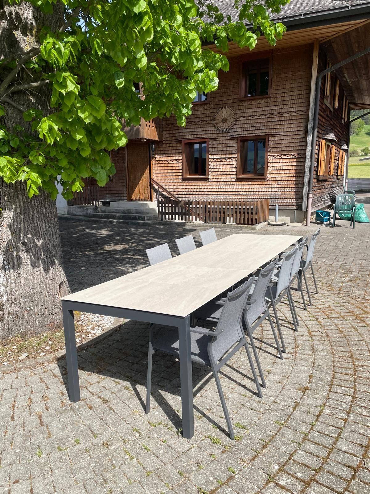 Table Etna 2 allonges  et Fauteuil Cruz et Denia Sit-Mobilia Au Logis Ameublements