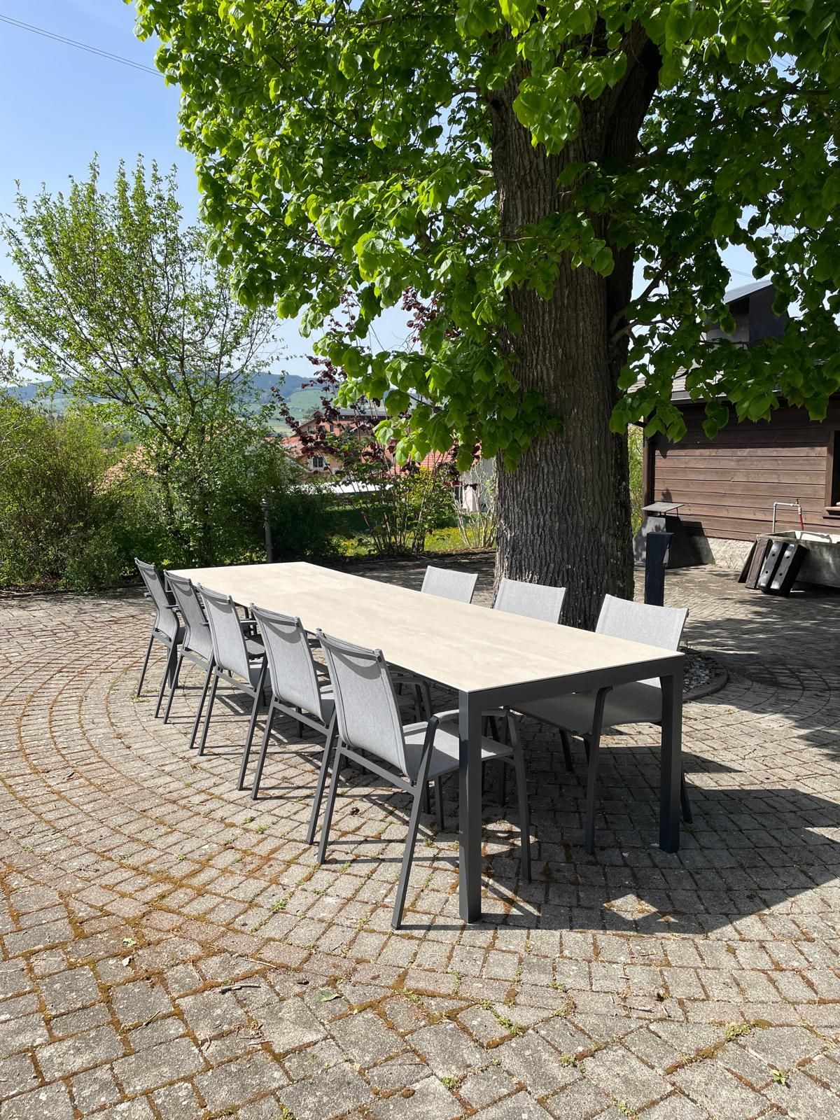 Table Etna 2 allonges  et Fauteuil Cruz et Denia Sit-Mobilia Au Logis Ameublements