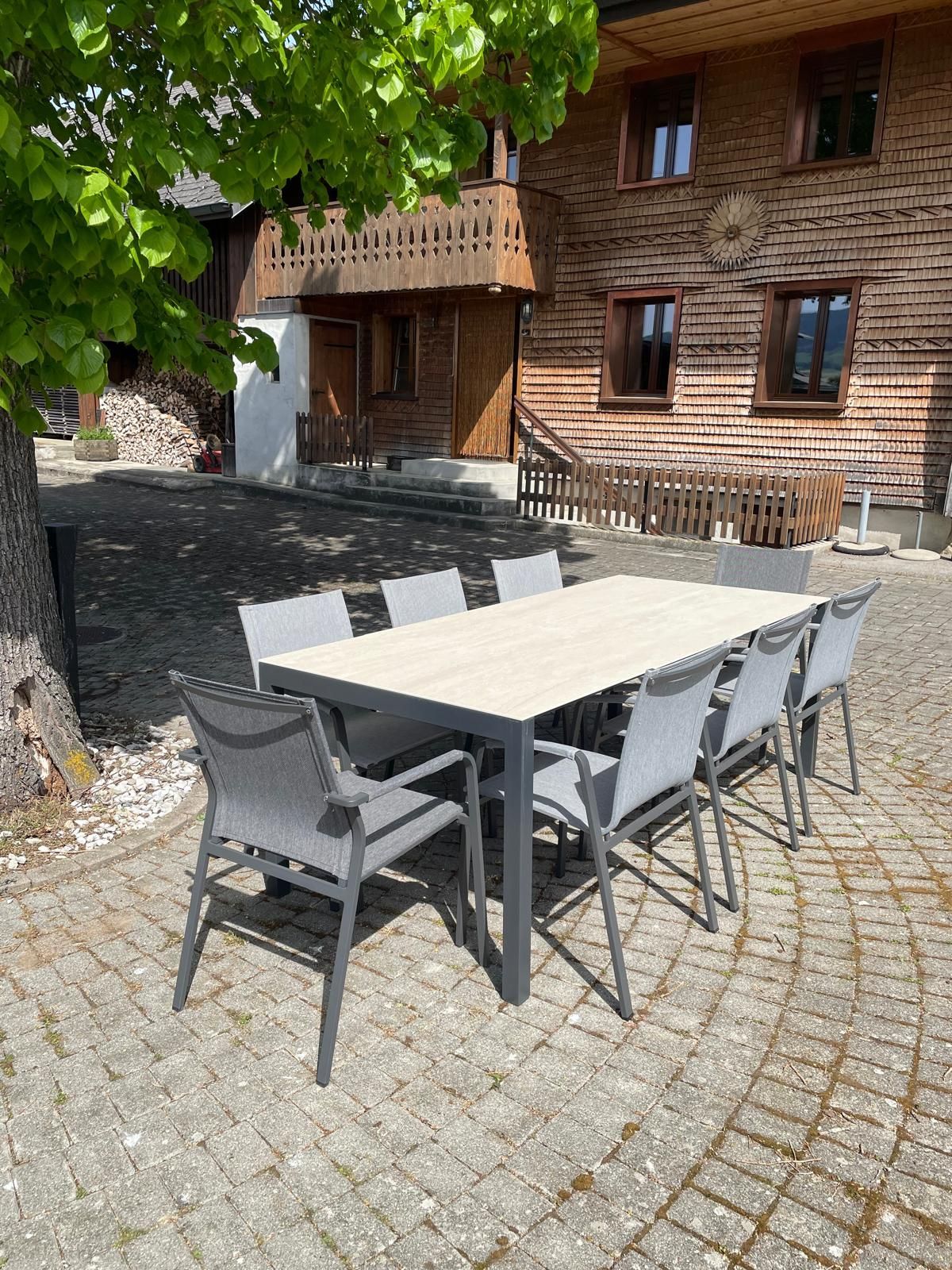Table Etna 2 allonges  et Fauteuil Cruz et Denia Sit-Mobilia Au Logis Ameublements