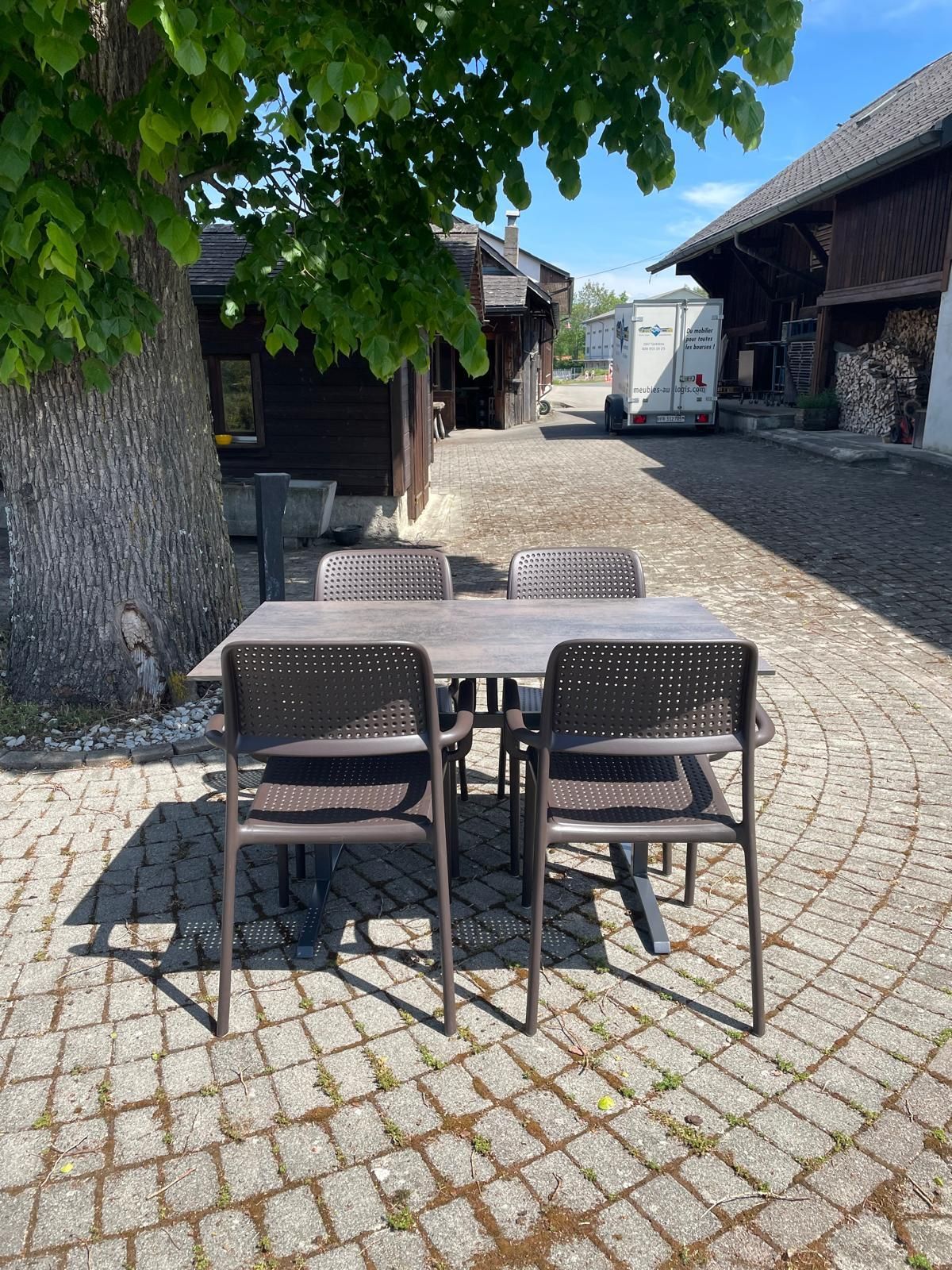 Table Colorado rabattable Si-Mobilia + Fauteuil Bora Nardi Au Logis Ameublements