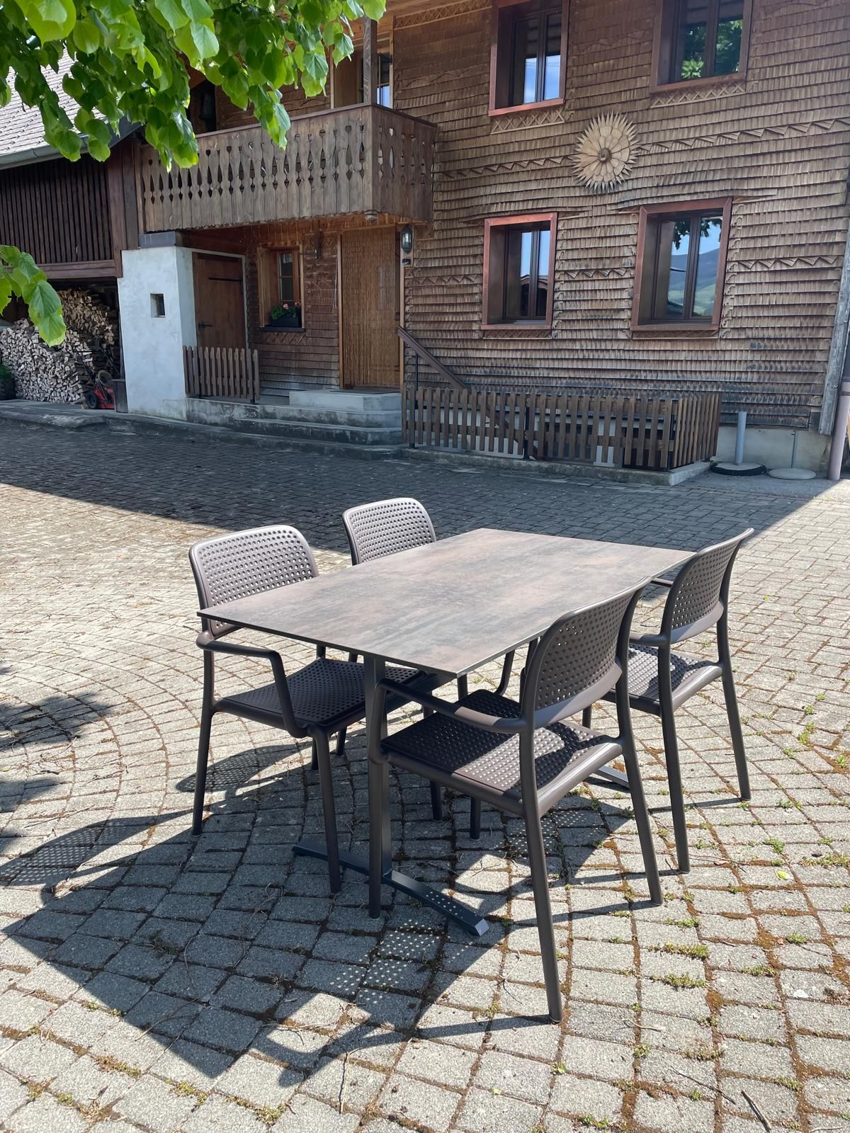 Table Colorado rabattable Si-Mobilia + Fauteuil Bora Nardi Au Logis Ameublements