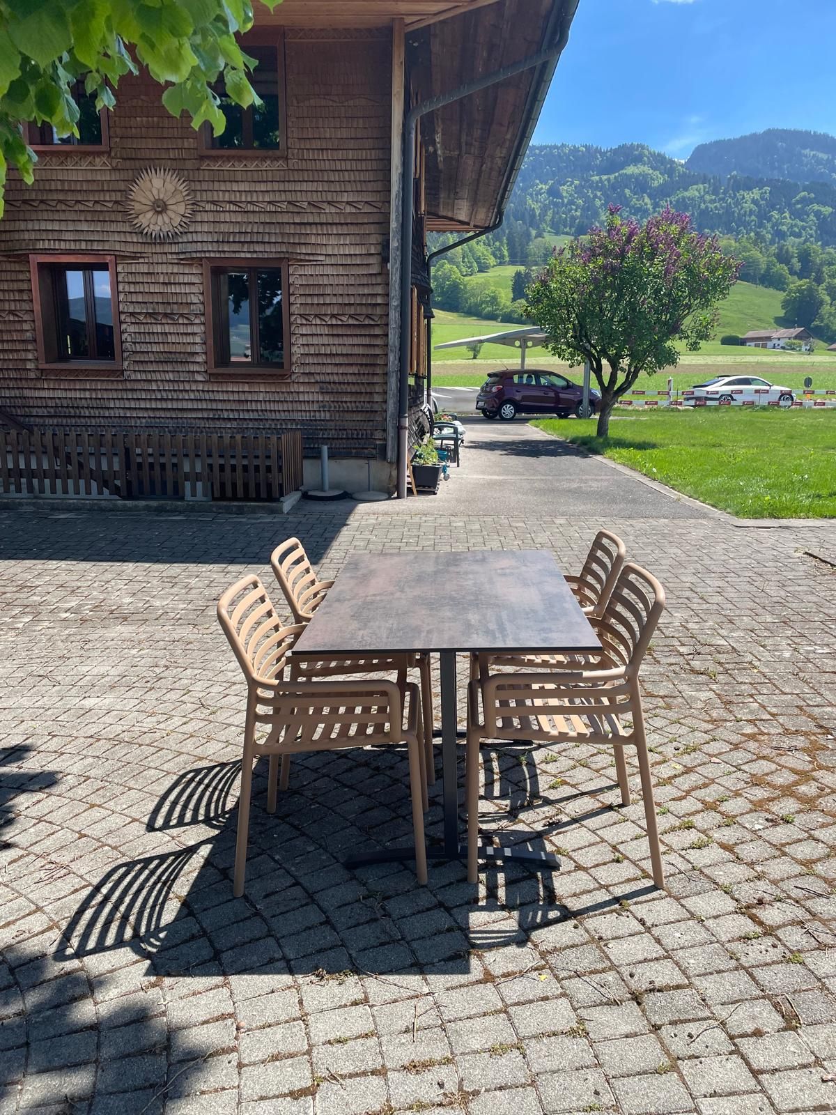 Table rabattable Colorado Sit-Mobilia + Fauteuil Doga Armchair Nardi Au Logis Ameublements