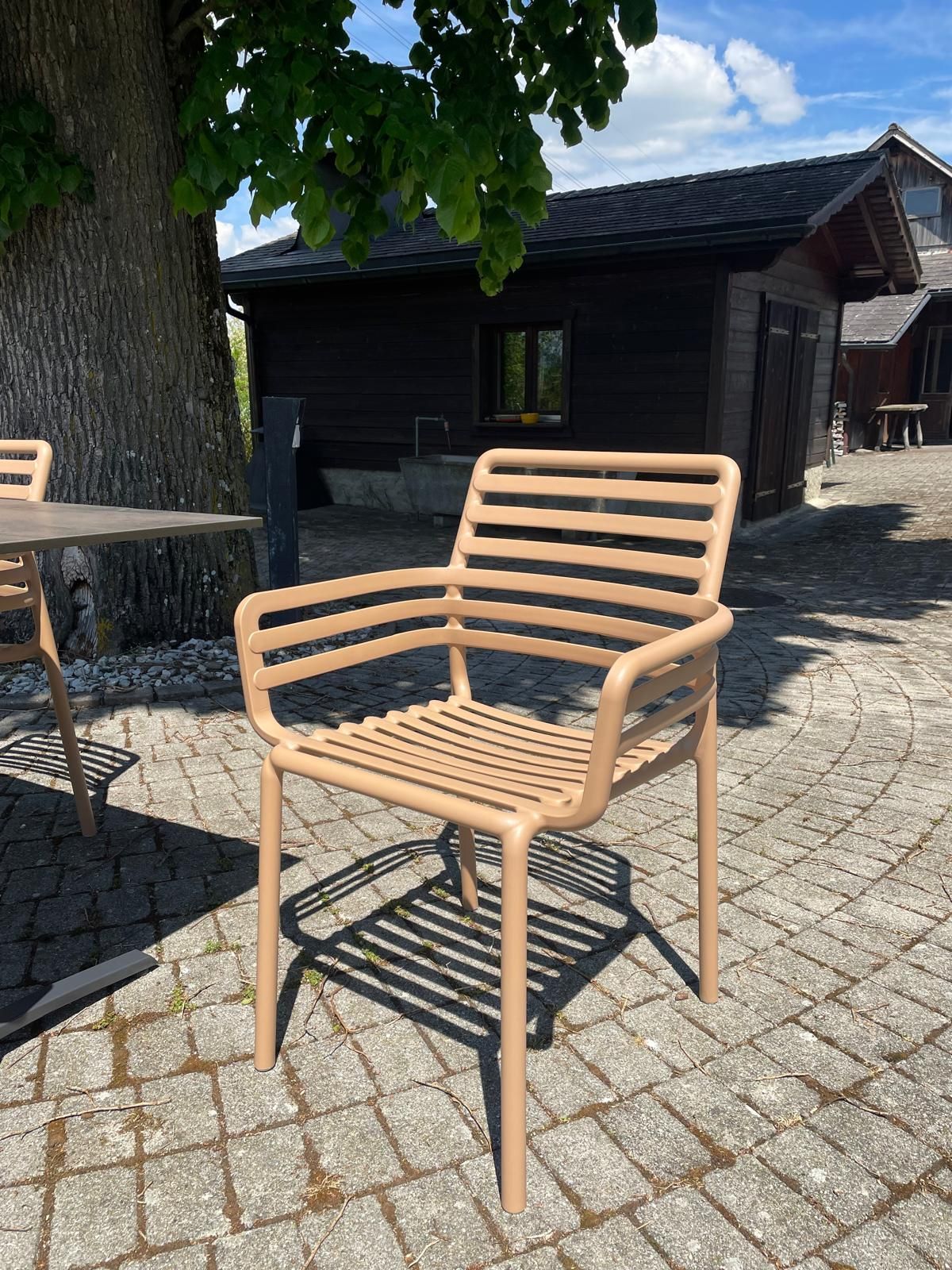Table rabattable Colorado Sit-Mobilia + Fauteuil Doga Armchair Nardi Au Logis Ameublements
