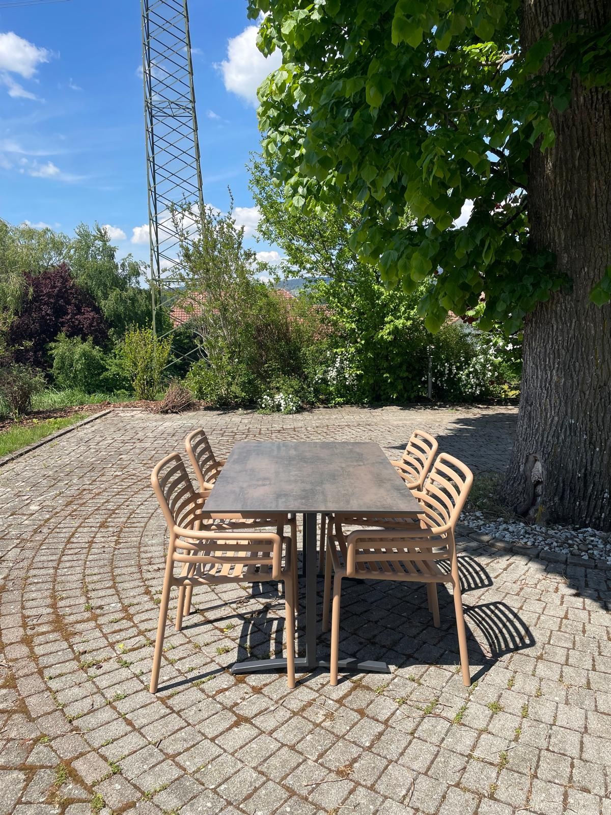 Table rabattable Colorado Sit-Mobilia + Fauteuil Doga Armchair Nardi Au Logis Ameublements