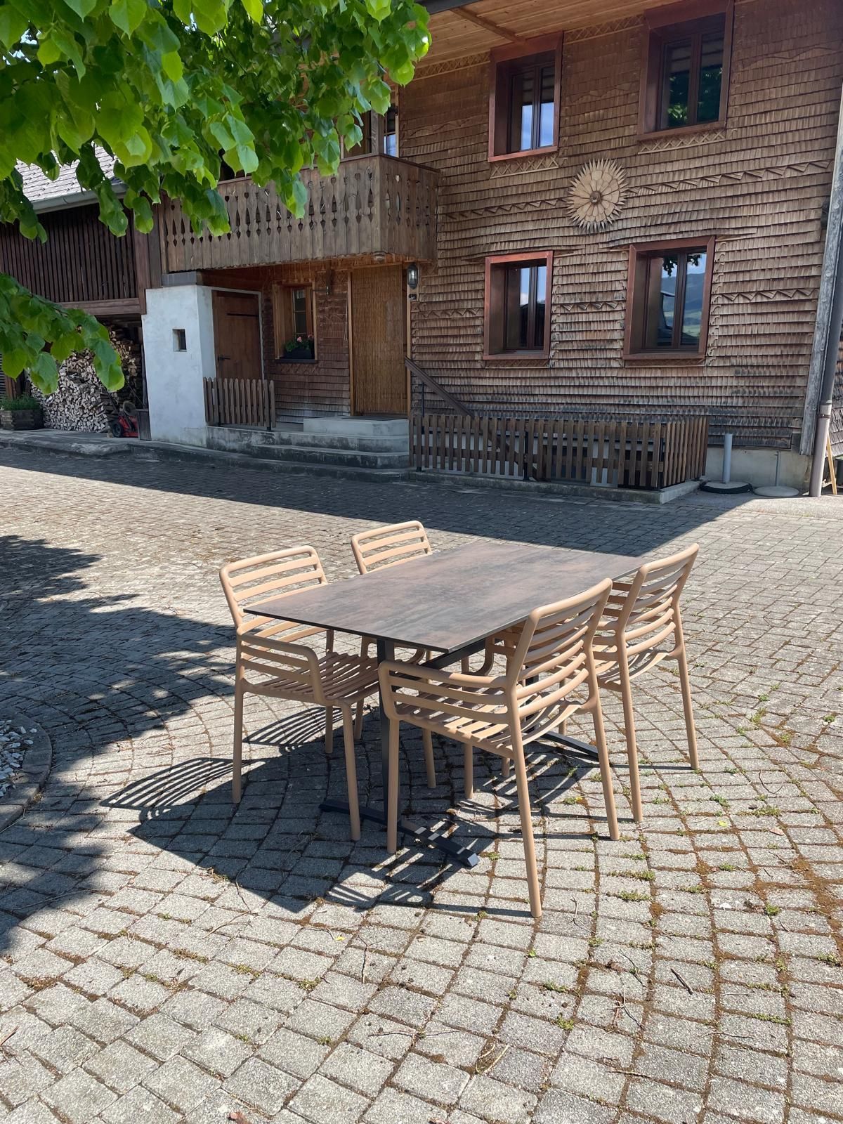 Table rabattable Colorado Sit-Mobilia + Fauteuil Doga Armchair Nardi Au Logis Ameublements