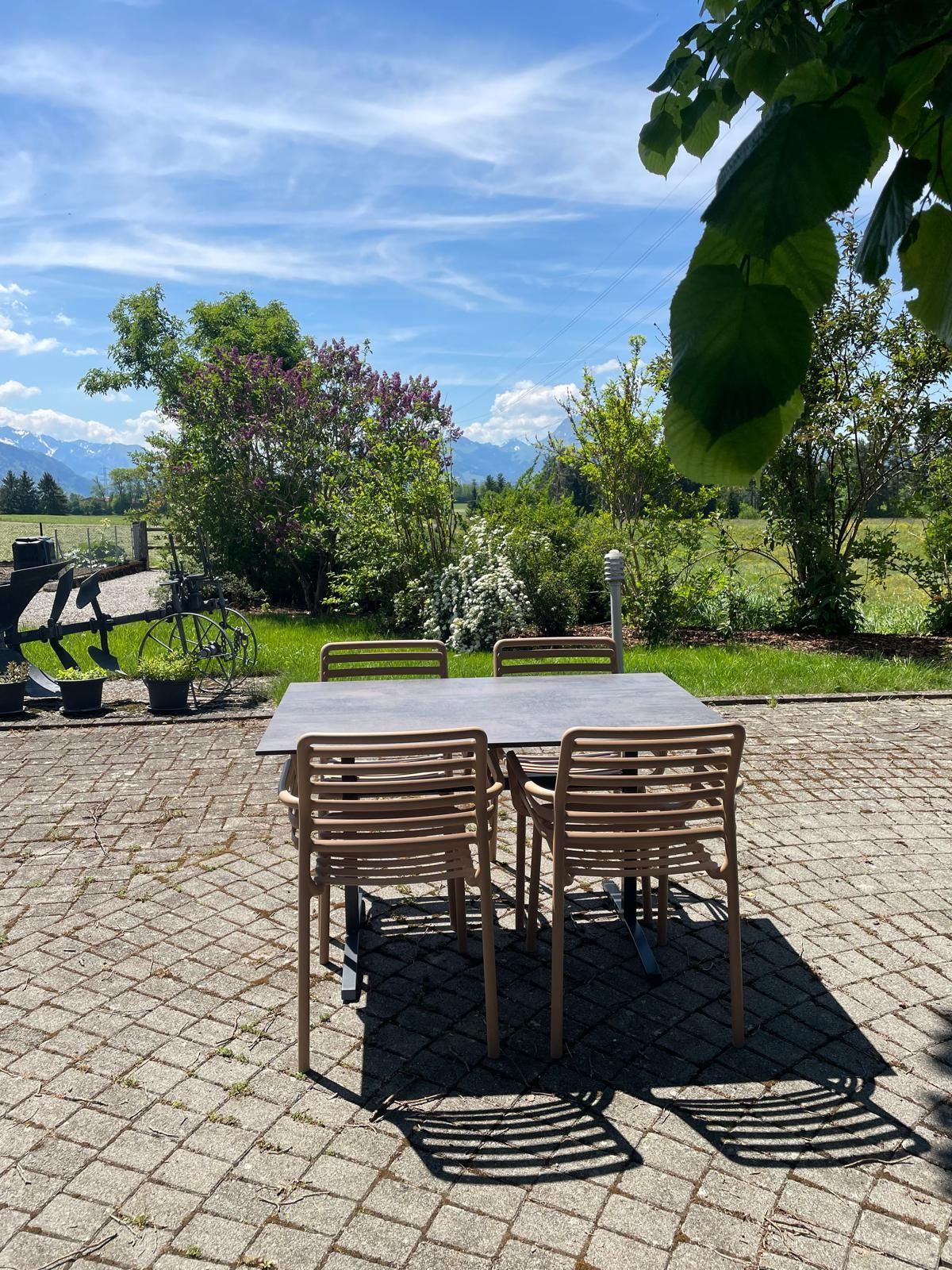 Table rabattable Colorado Sit-Mobilia + Fauteuil Doga Armchair Nardi Au Logis Ameublements