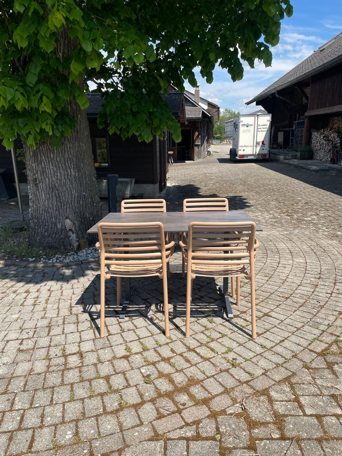 Table rabattable Colorado Sit-Mobilia + Fauteuil Doga Armchair Nardi Au Logis Ameublements