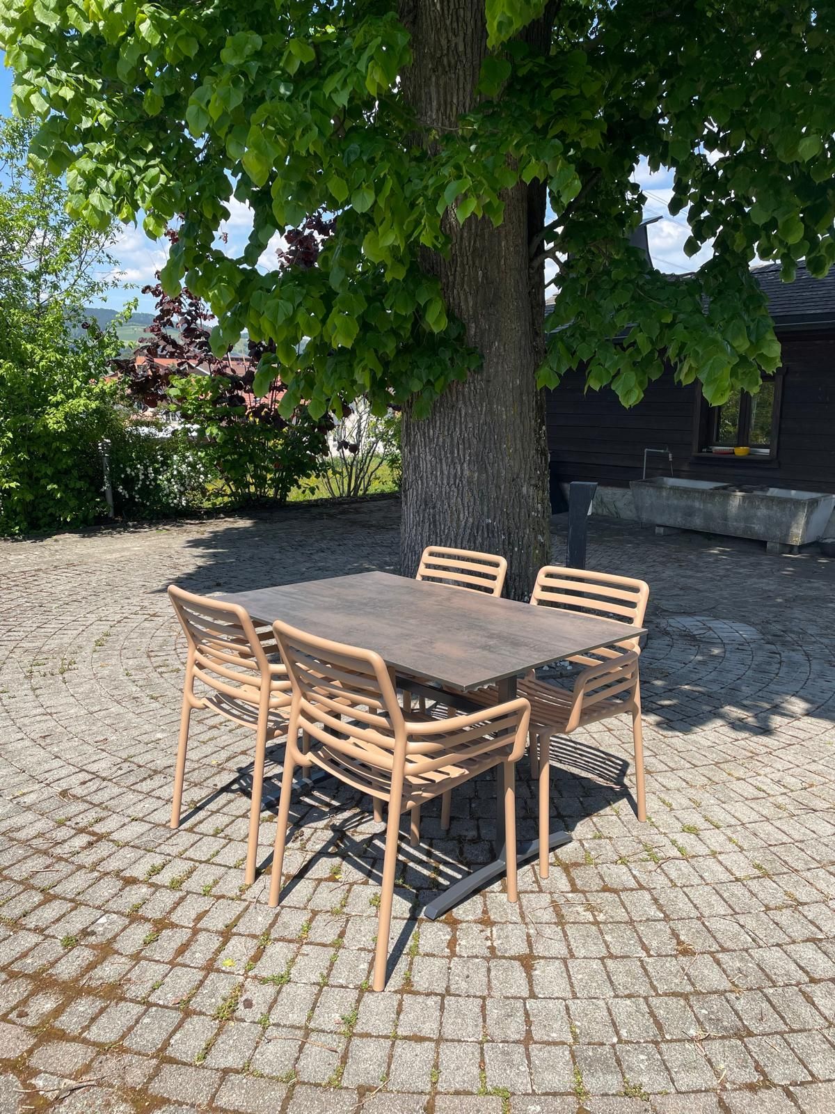 Table rabattable Colorado Sit-Mobilia + Fauteuil Doga Armchair Nardi Au Logis Ameublements
