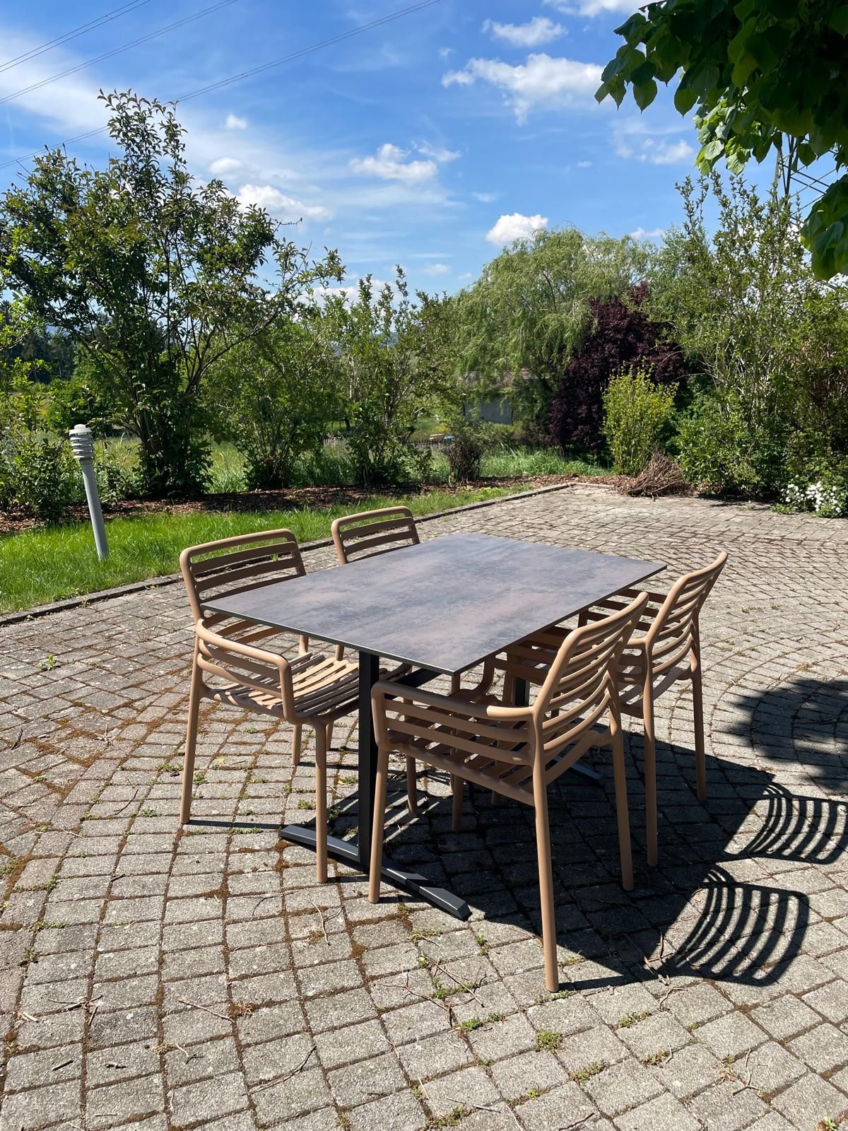 Table rabattable Colorado Sit-Mobilia + Fauteuil Doga Armchair Nardi Au Logis Ameublements