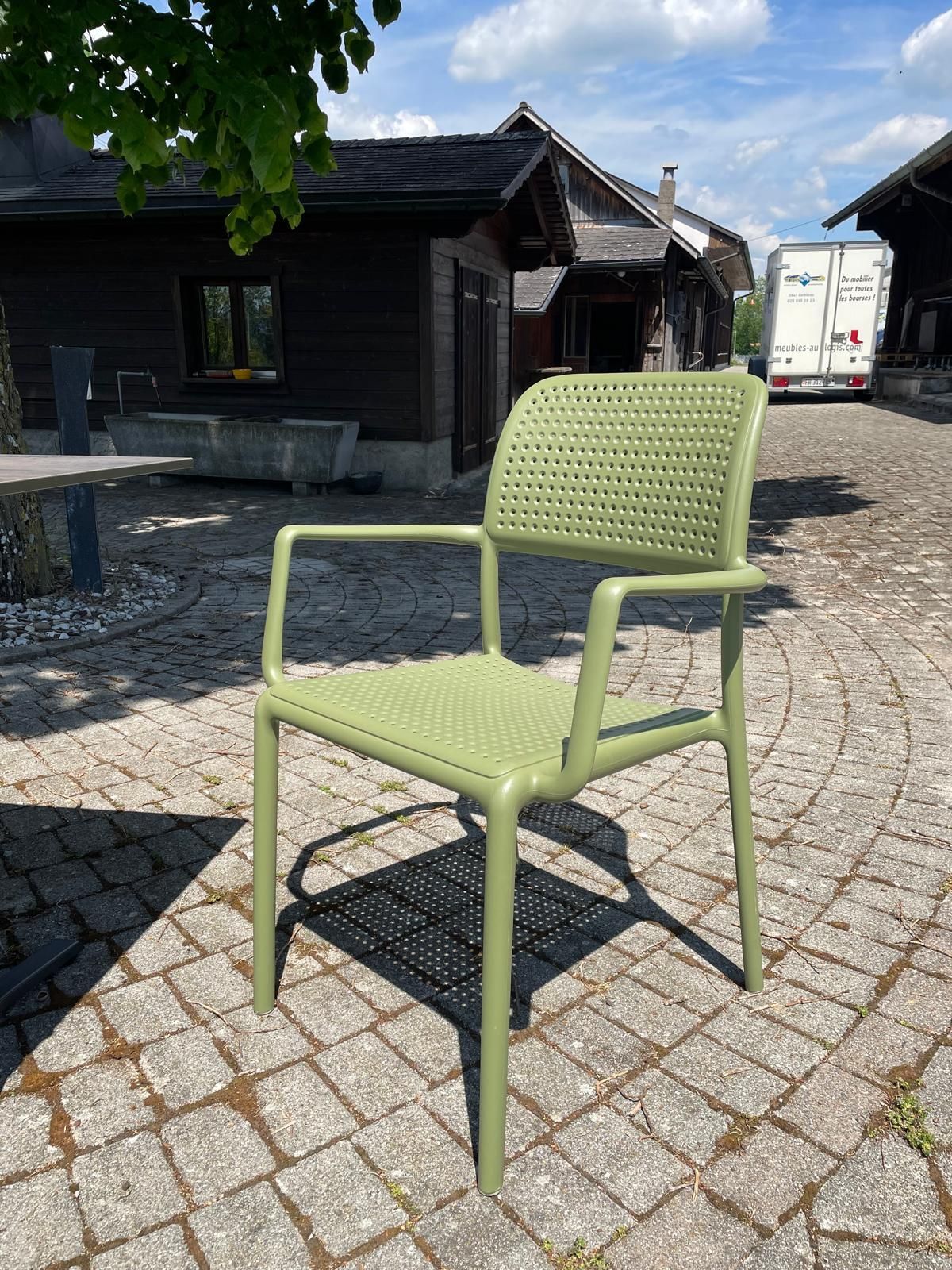 Table rabattable Colorado Sit-Mobilia + Fauteuil Bora Nardi Au Logis Ameublements