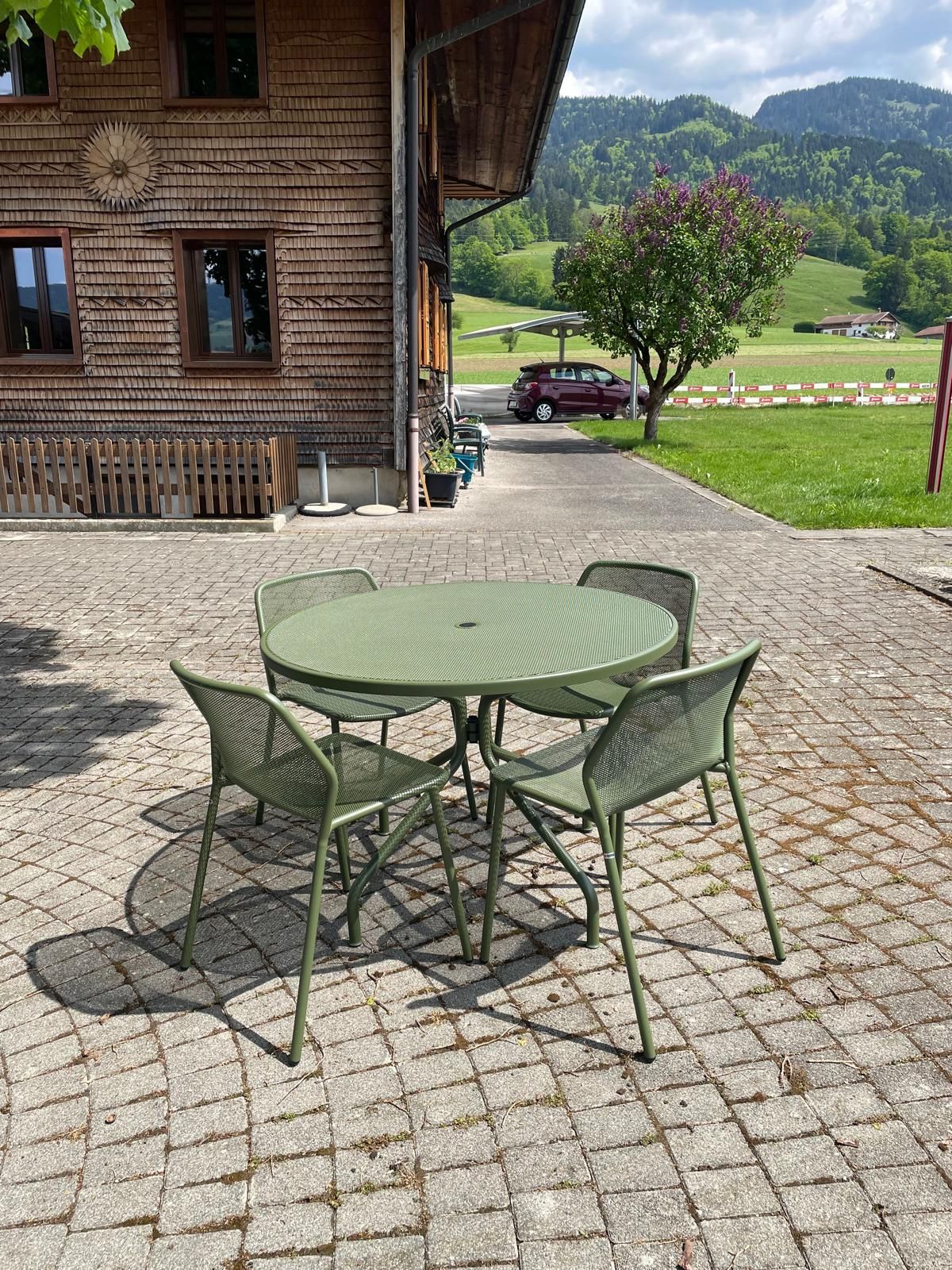 Table ronde Cambi + Chaise Darwin Emu Au Logis Ameublements