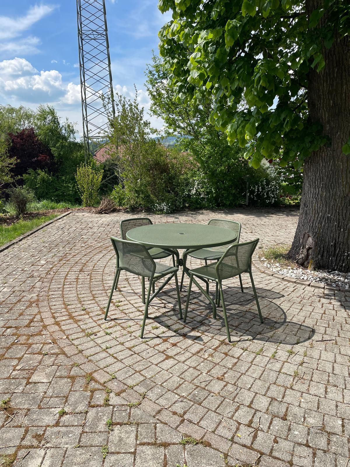 Table ronde Cambi + Chaise Darwin Emu Au Logis Ameublements