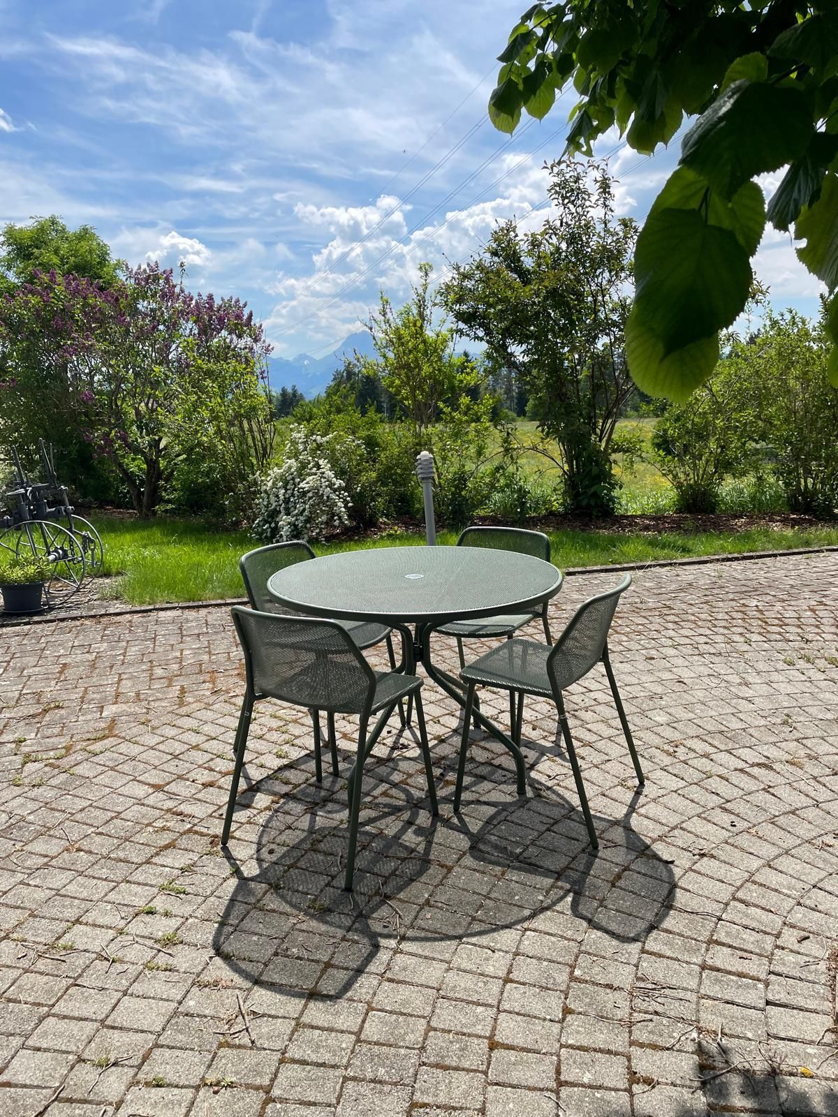 Table ronde Cambi + Chaise Darwin Emu Au Logis Ameublements