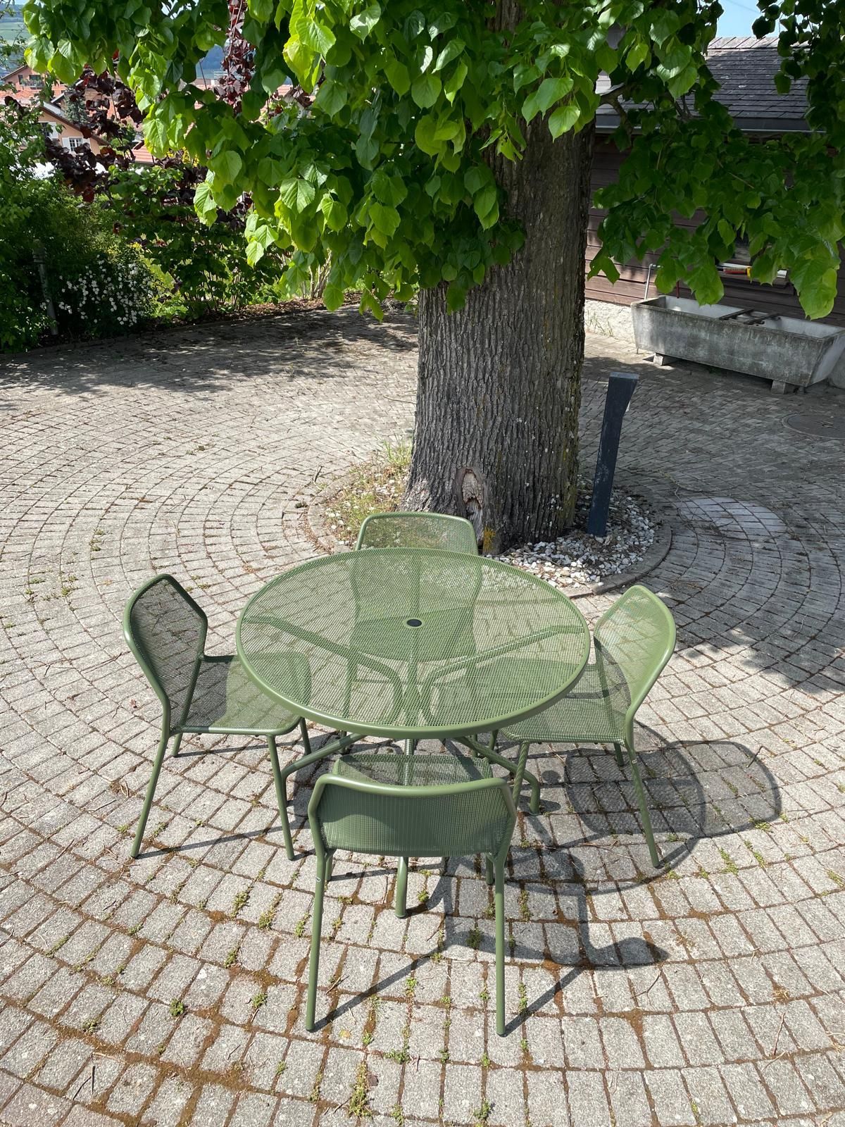 Table ronde Cambi + Chaise Darwin Emu Au Logis Ameublements