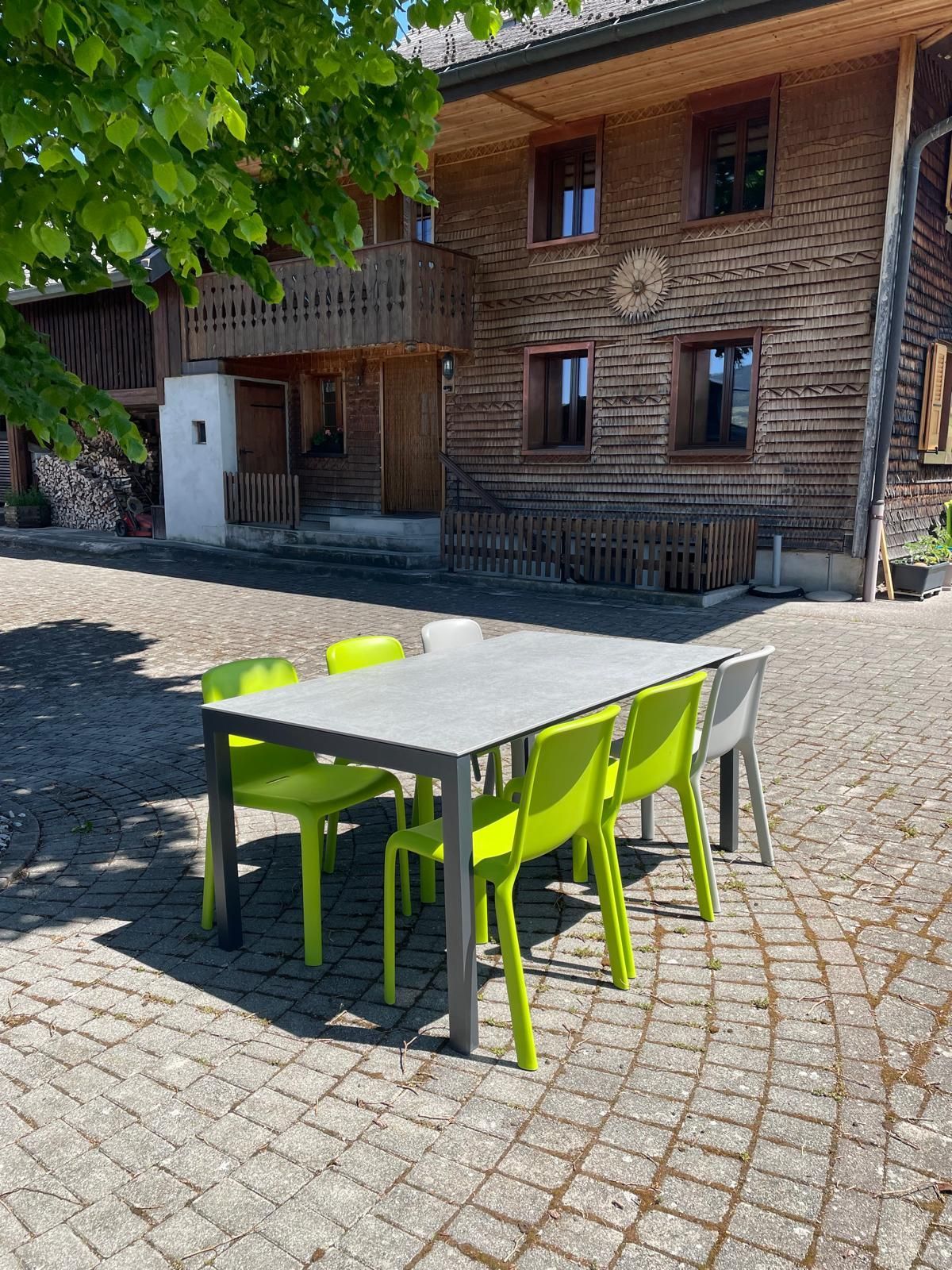 Table Etna avec 1 rallonge Sit-Mobilia + Chaise Snow 300 Pedrali Au Logis Ameublements