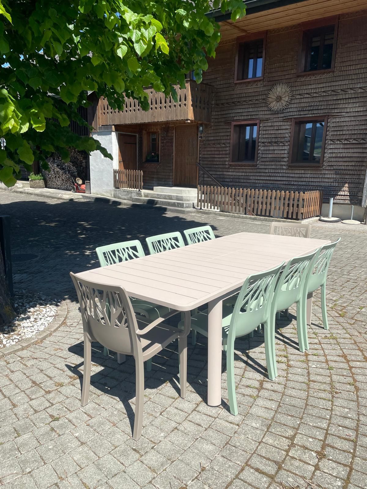 Table Cannes extensible + Chaise Végétal + Fauteuil Végétal Grosfillex Au Logis Ameublements