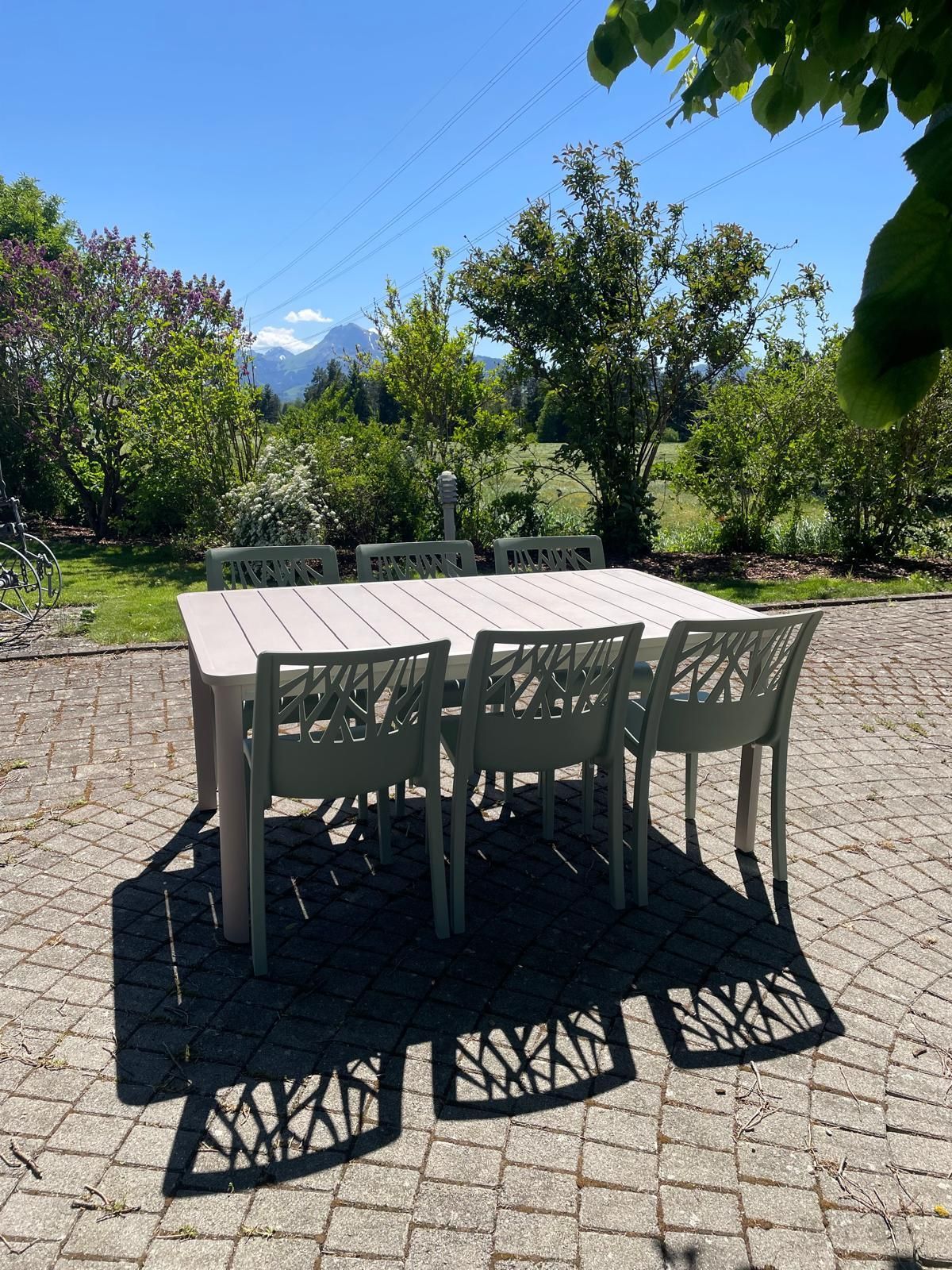 Table Cannes extensible + Chaise Végétal + Fauteuil Végétal Grosfillex Au Logis Ameublements