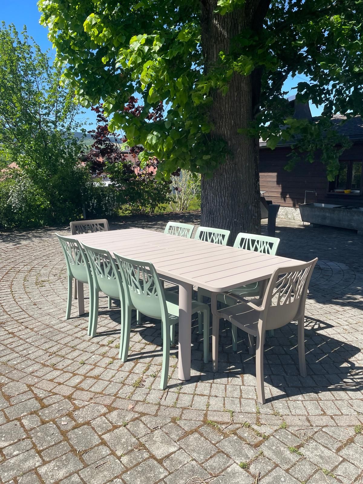 Table Cannes extensible + Chaise Végétal + Fauteuil Végétal Grosfillex Au Logis Ameublements