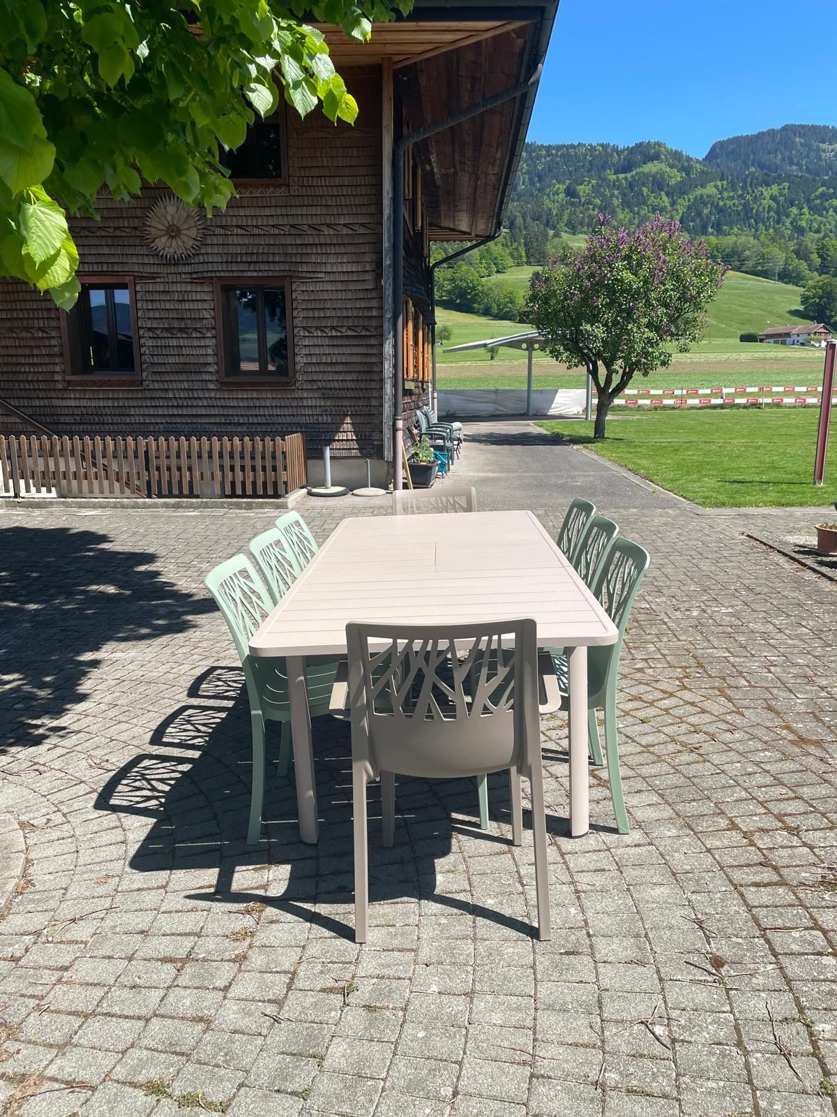 Table Cannes extensible + Chaise Végétal + Fauteuil Végétal Grosfillex Au Logis Ameublements