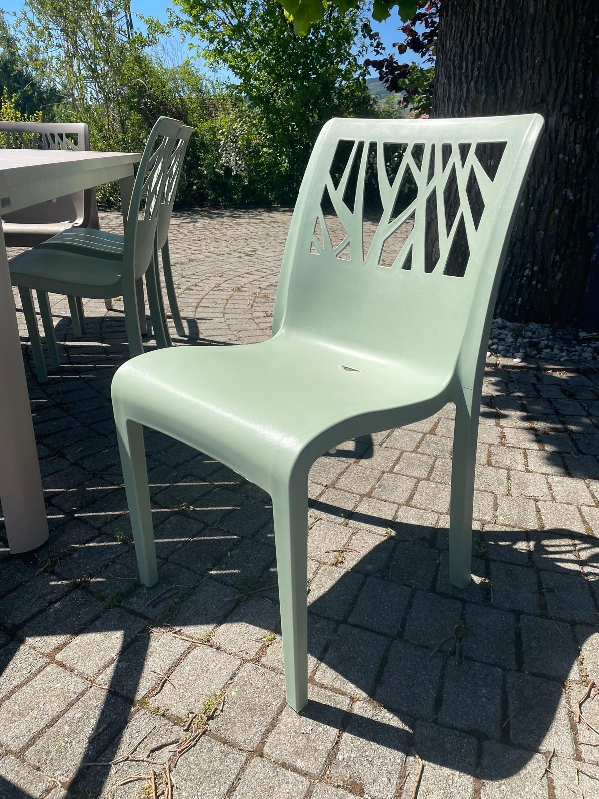 Table Cannes extensible + Chaise Végétal + Fauteuil Végétal Grosfillex Au Logis Ameublements