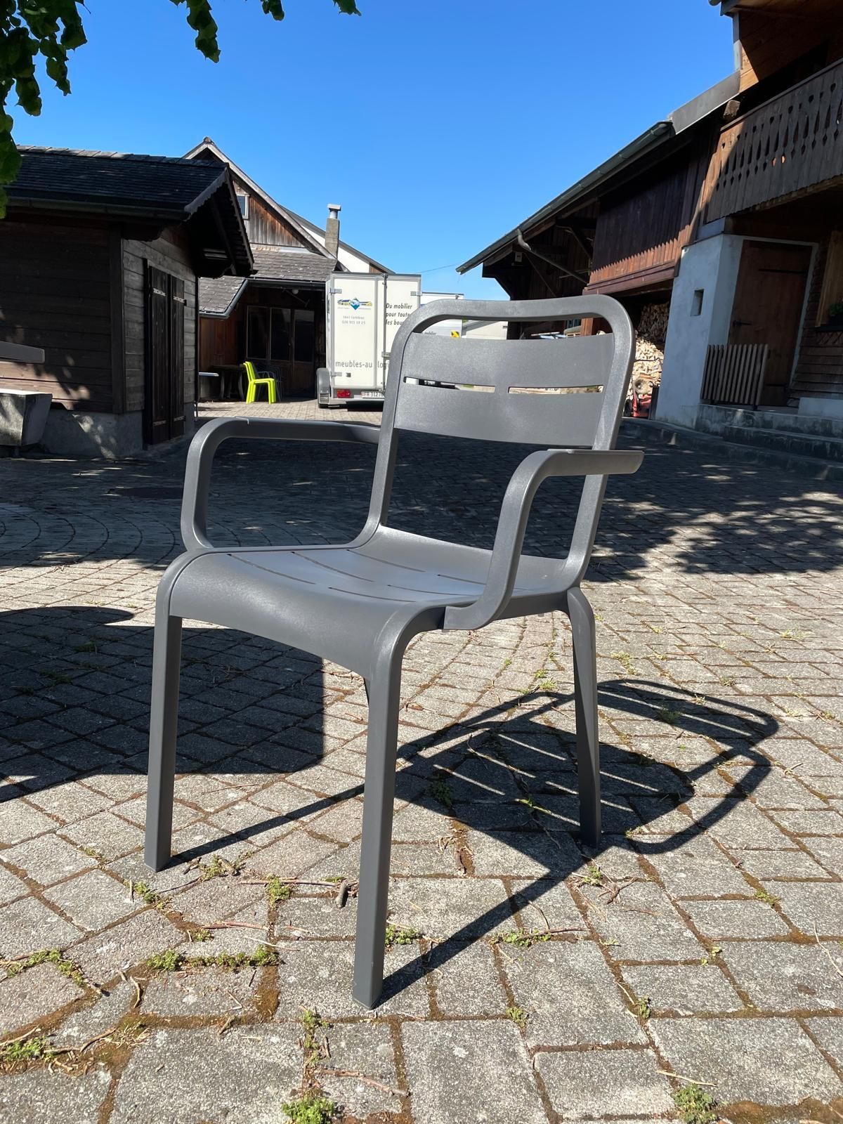 Table extensible Cannes + Fauteuil Cannes Grofillex + Fauteuil Dome 265 Pedrali Au Logis Ameublements
